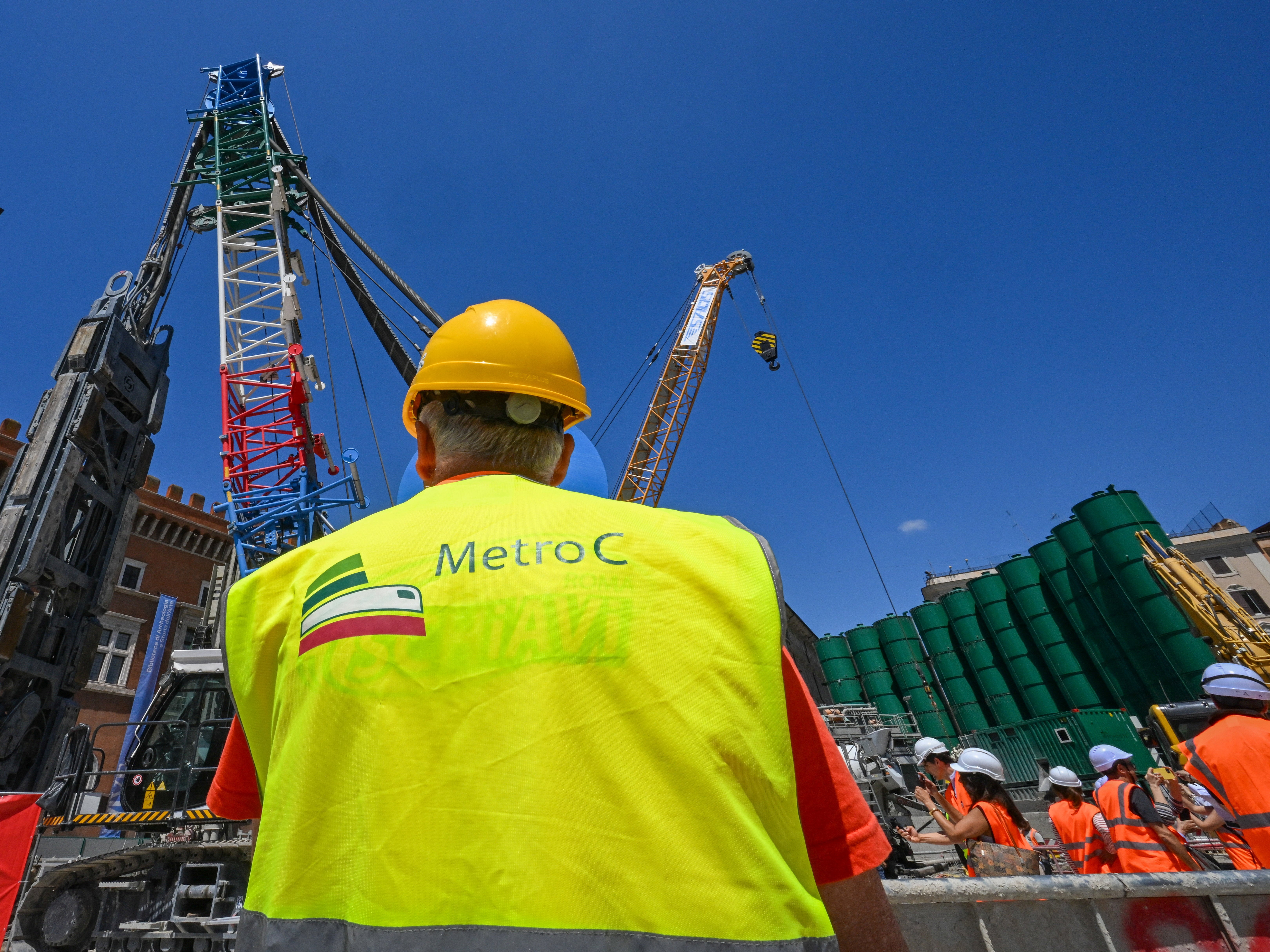 Trabalhadores são vistos no canteiro de obras da estação de metrô na central Piazza Venezia, em Roma, Itália