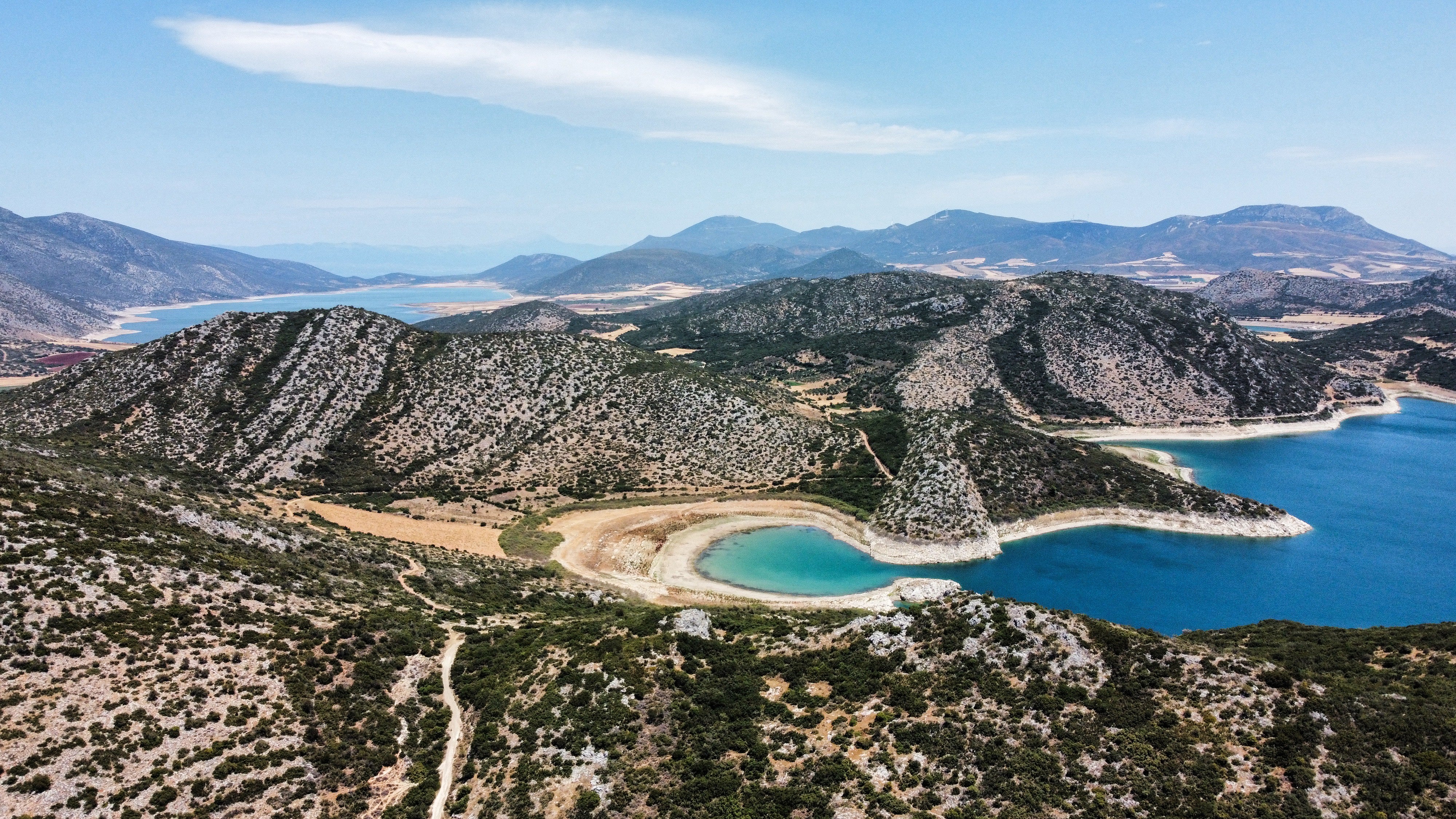 Uma vista aérea mostra o Lago Iliki com níveis de água baixos na Beócia, no centro da Grécia