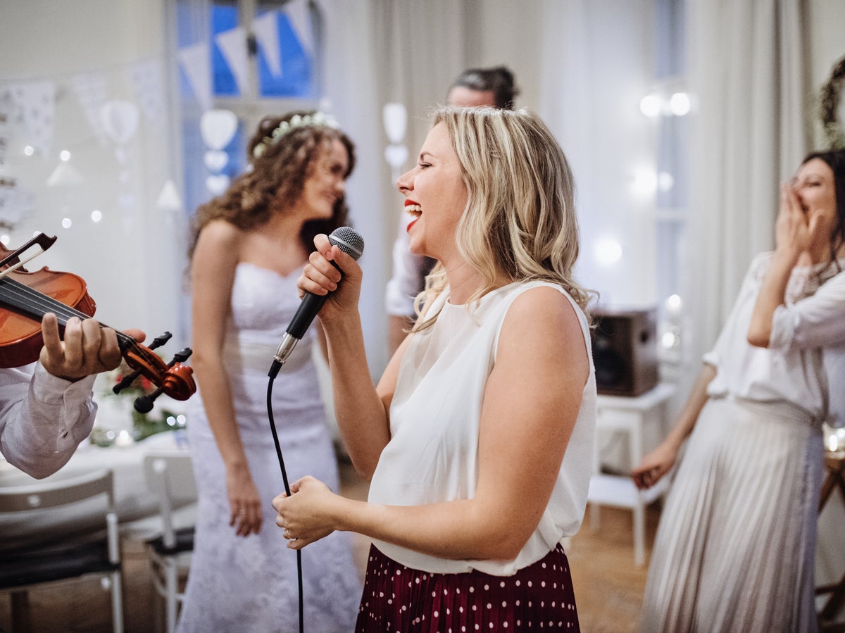 Wife embarrasses husband by singing at his coworker’s wedding