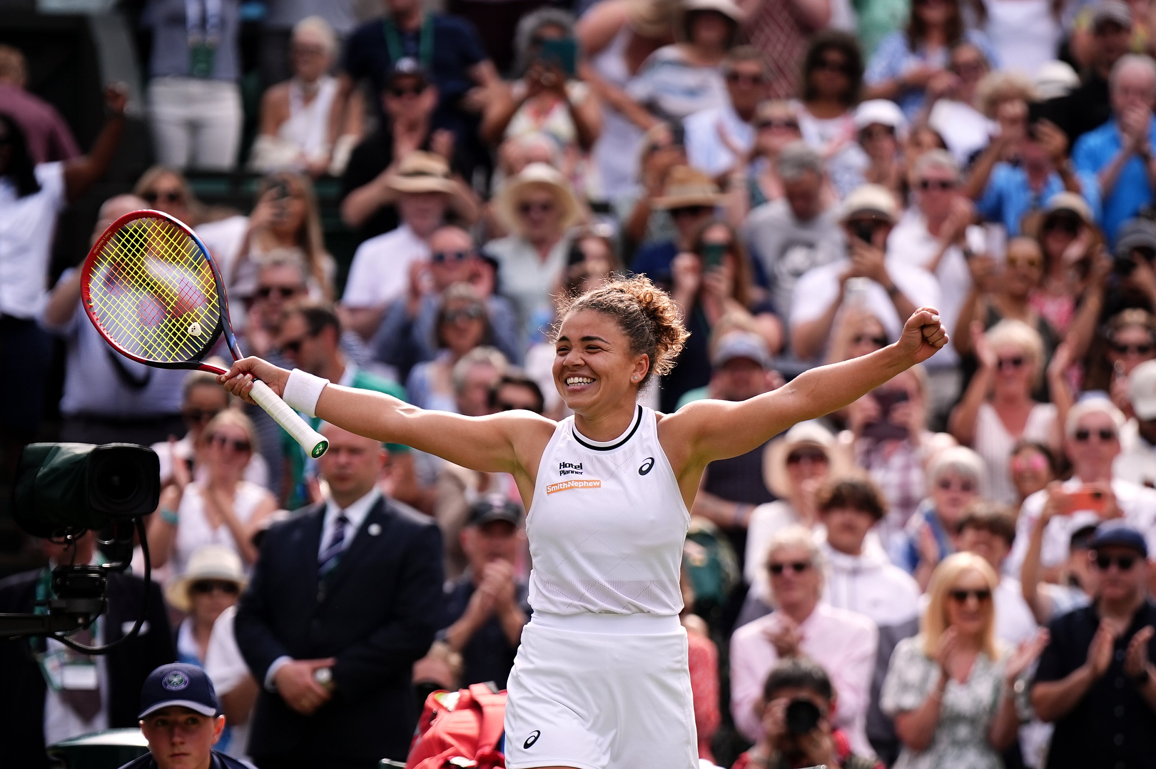 Jasmine Paolini celebrates beating Donna Vekic (Aaron Chown/PA)