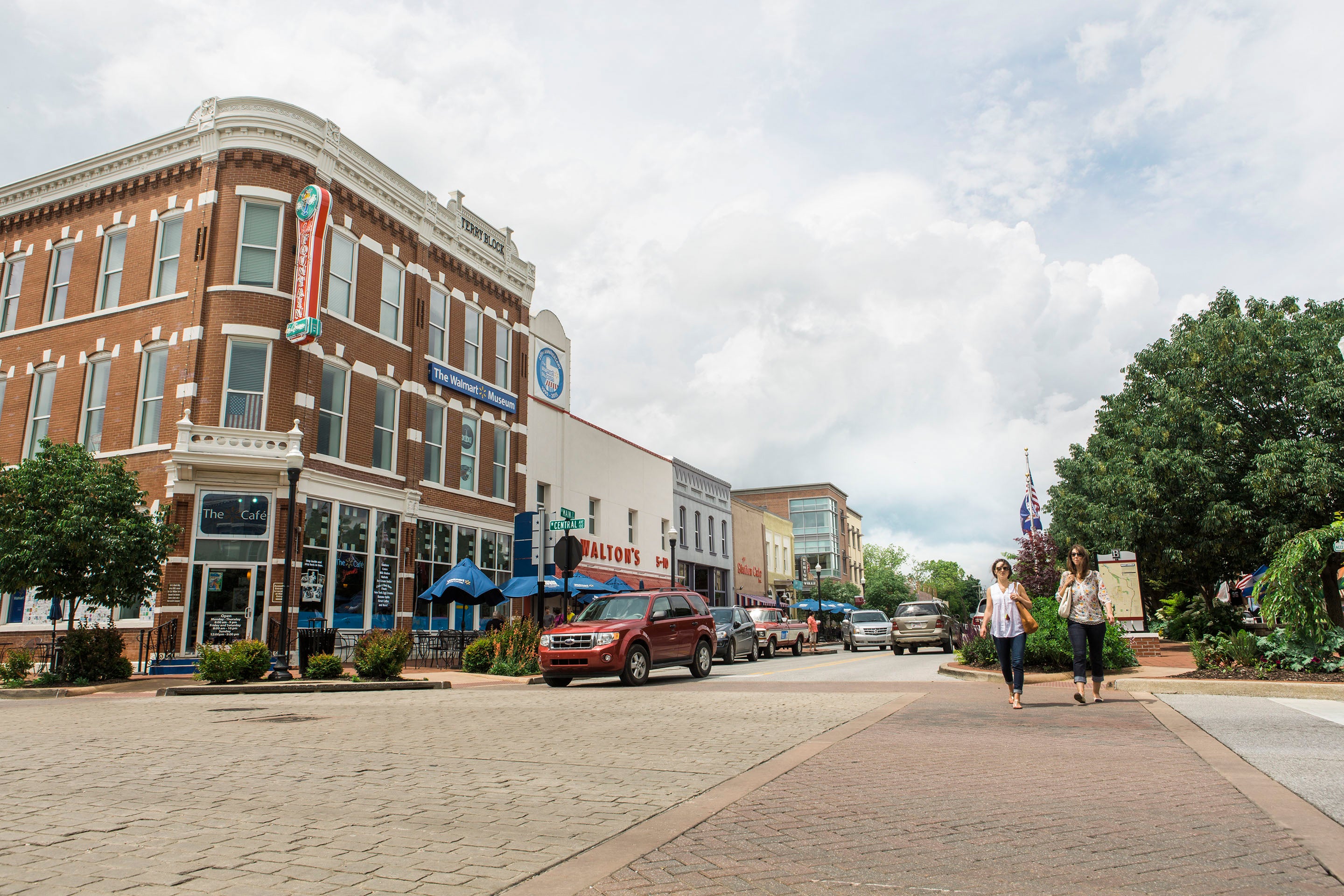 You’ll find boutique stores, bars, restauarants and cafes in Downtown Square