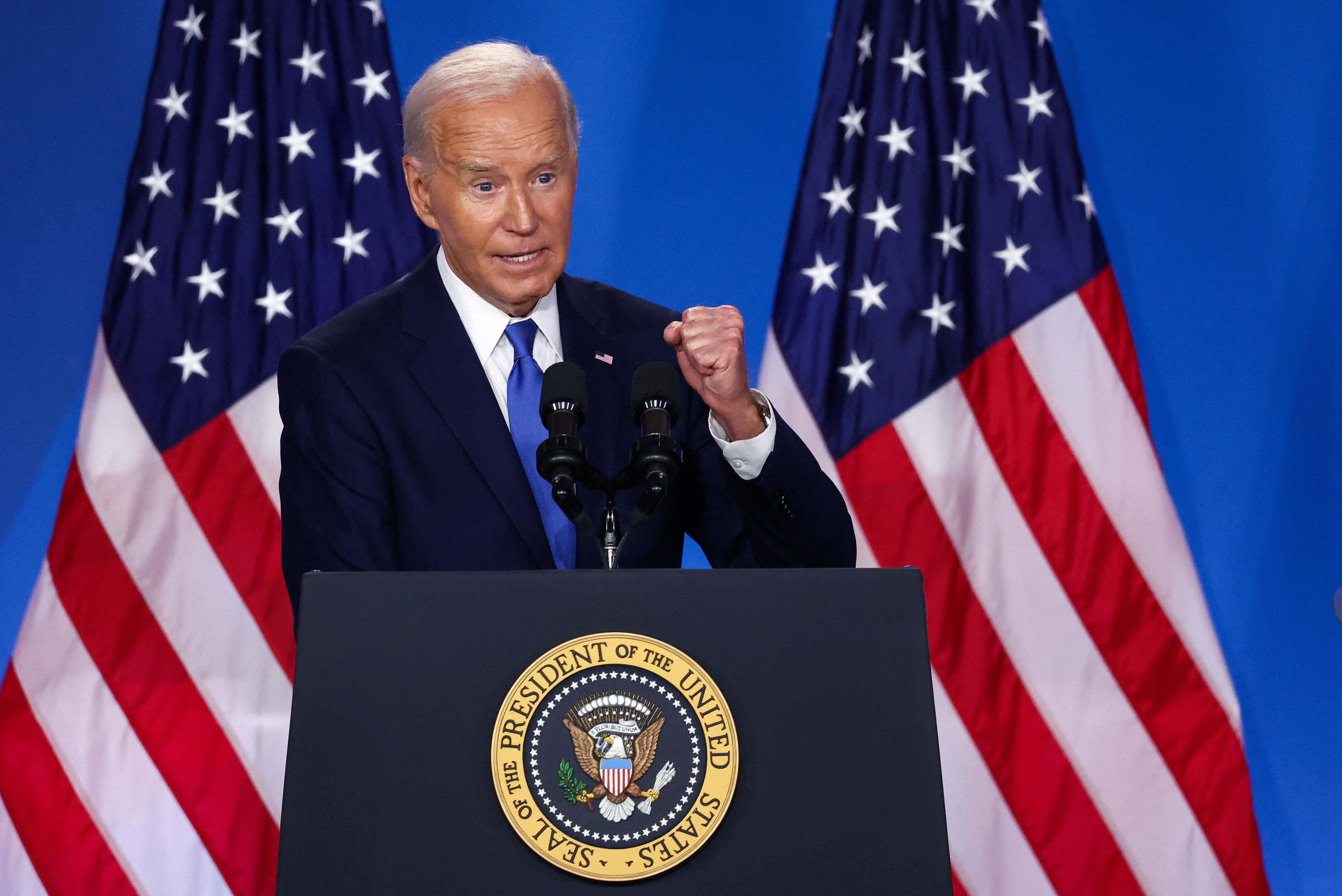 O presidente Joe Biden gesticula ao falar em uma entrevista coletiva durante a cúpula do 75º aniversário da OTAN, em Washington, EUA, 11 de julho de 2024