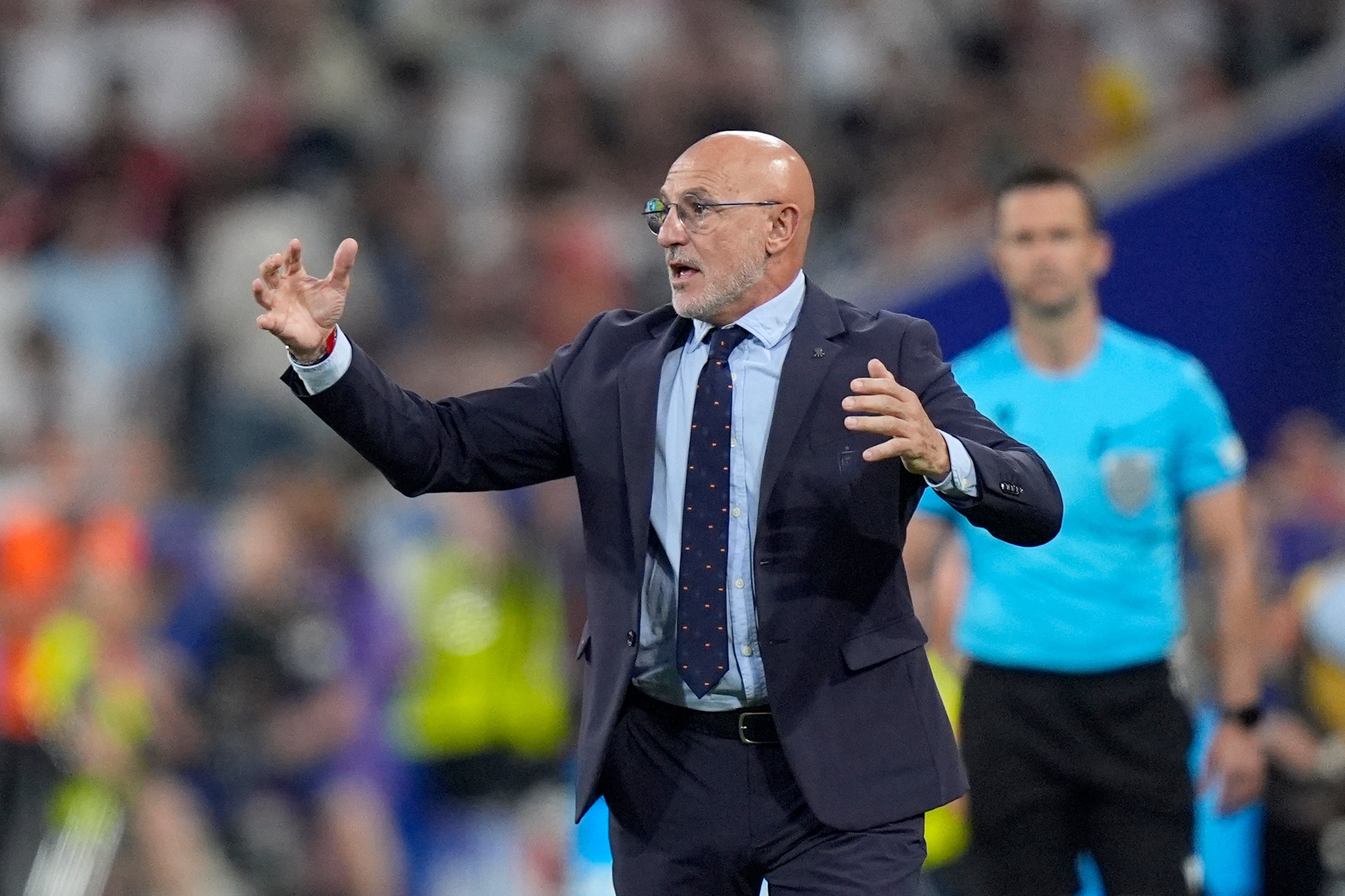 Spain coach Luis de la Fuente apologised for applauding Luis Rubiales at the latter’s defiant press conference
