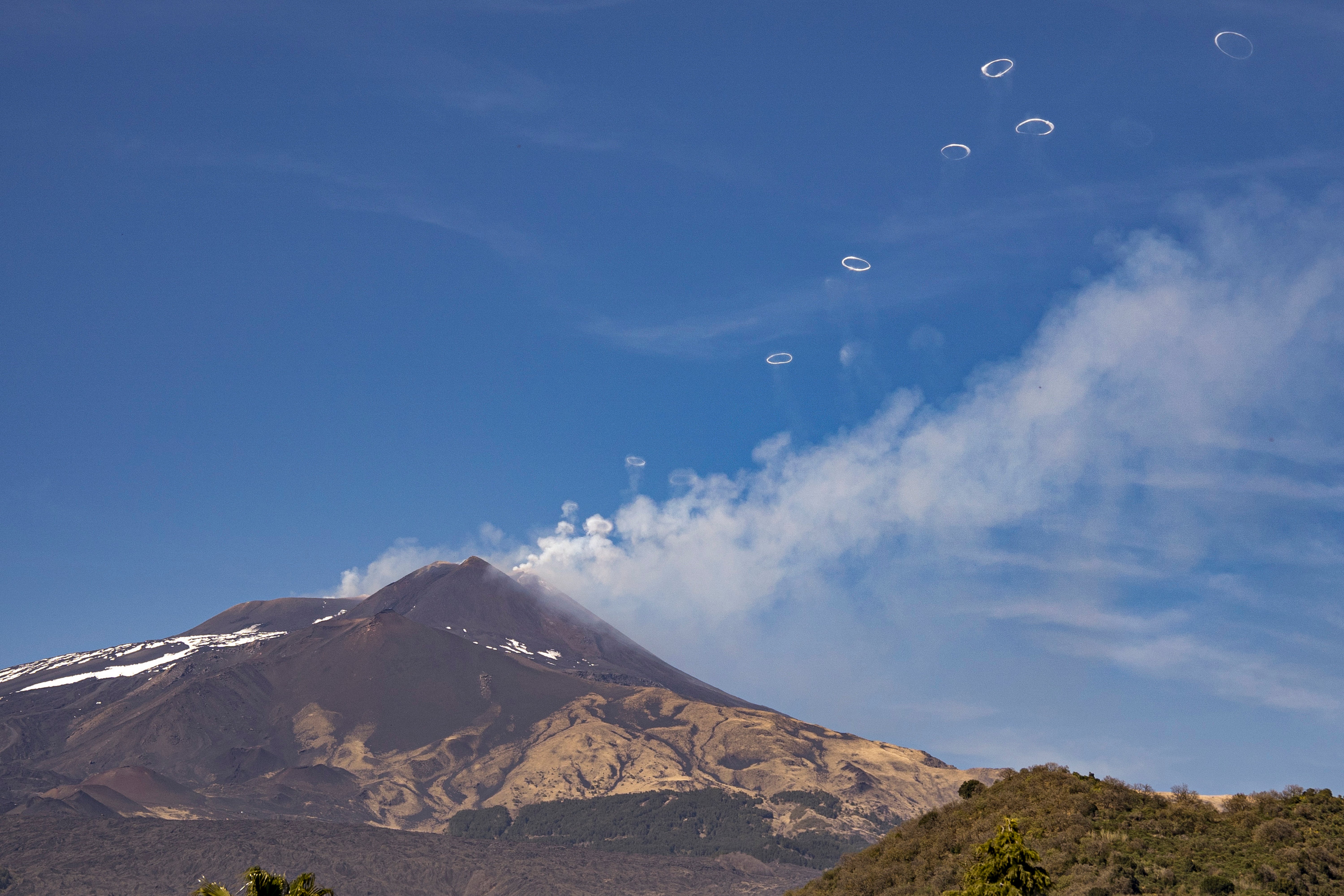 Um turista americano de 55 anos morreu após adoecer durante uma excursão no lado sul do Monte Etna, na Sicília, disse o resgate alpino da Itália na sexta-feira, 12 de julho de 2024