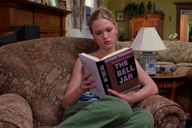 <p>Birth of the ‘sad girl’: Julia Stiles reads ‘The Bell Jar’ in ‘10 Things I Hate About You’ </p>