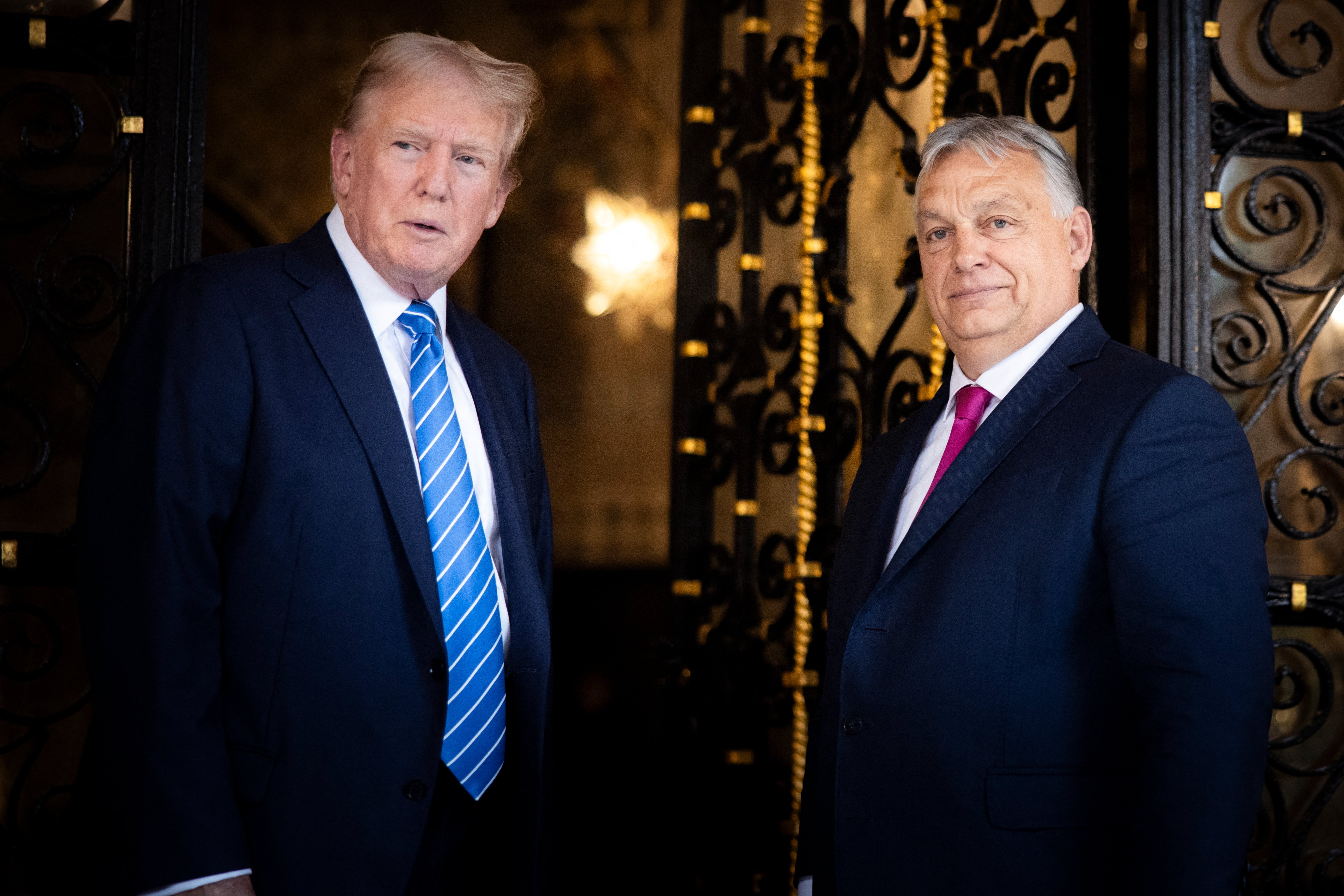 Donald Trump 2024. július 11-én üdvözli Orbán Viktor magyar miniszterelnököt a floridai Palm Beach-i Mar-a-Lago birtokán.