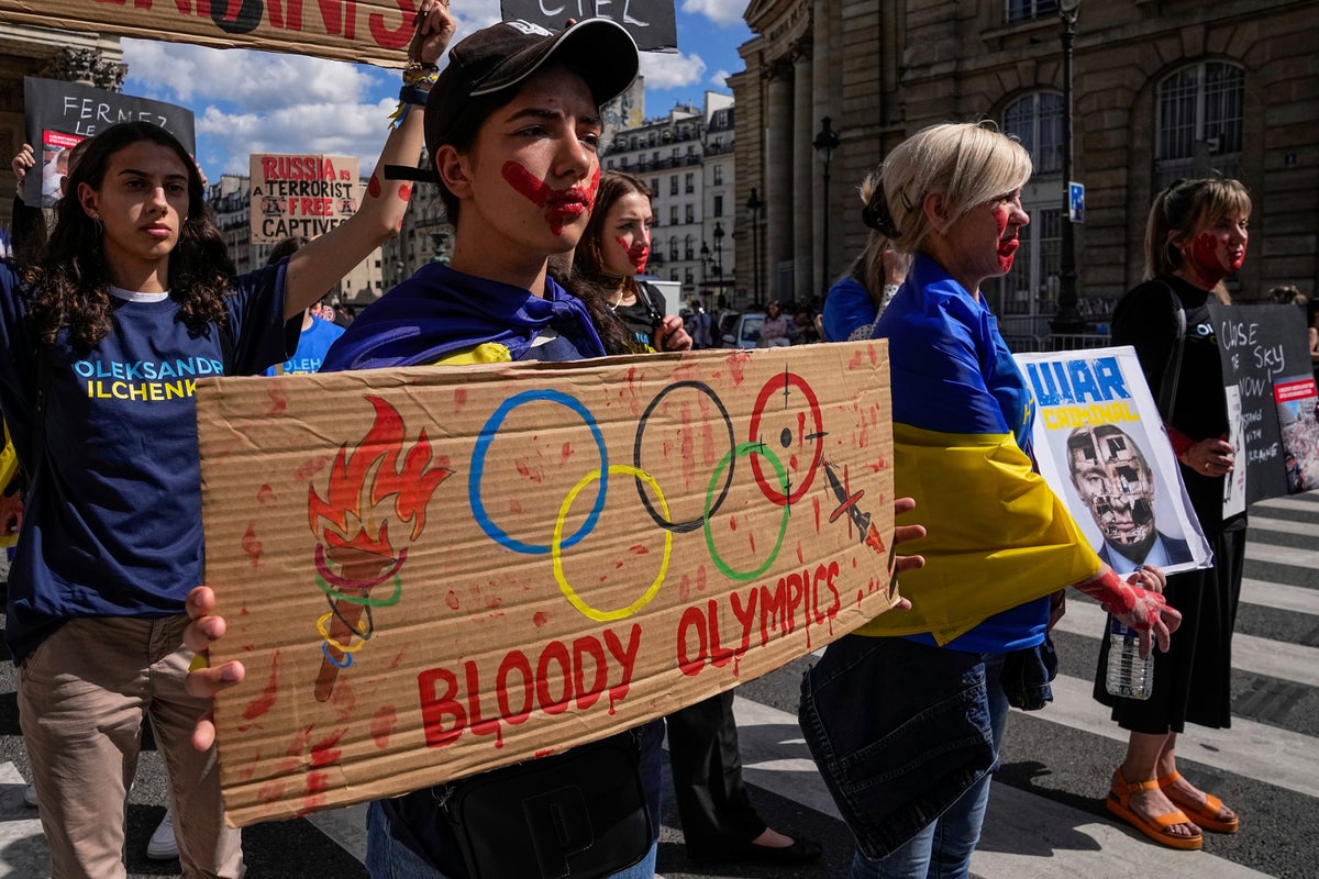 Peaceful pre-Olympic protest in Paris honors fallen Ukrainian athletes