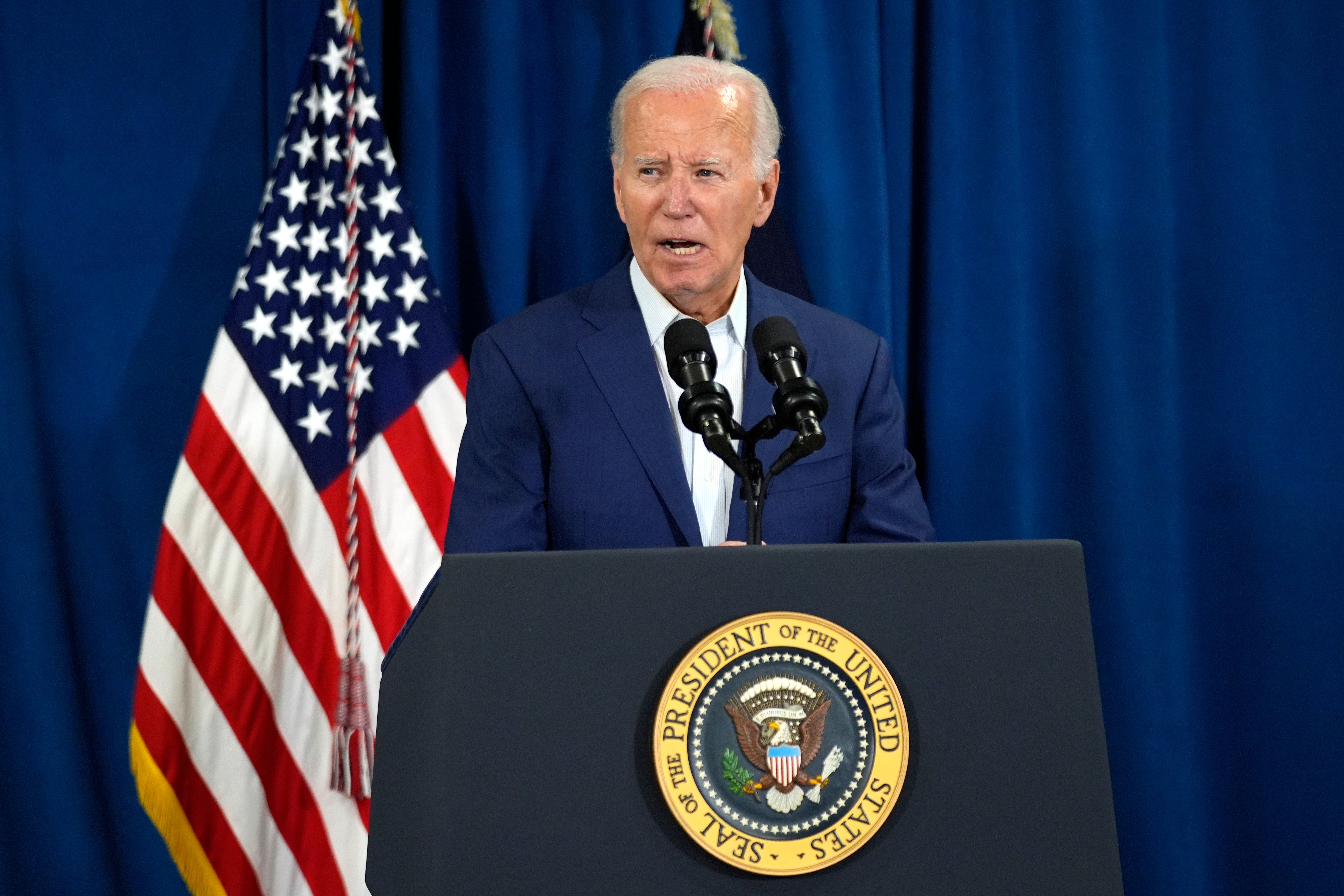 O presidente Joe Biden fala no sábado em Rehoboth Beach, Delaware, depois que tiros foram disparados no comício de campanha de Donald Trump na Pensilvânia, deixando-o ferido