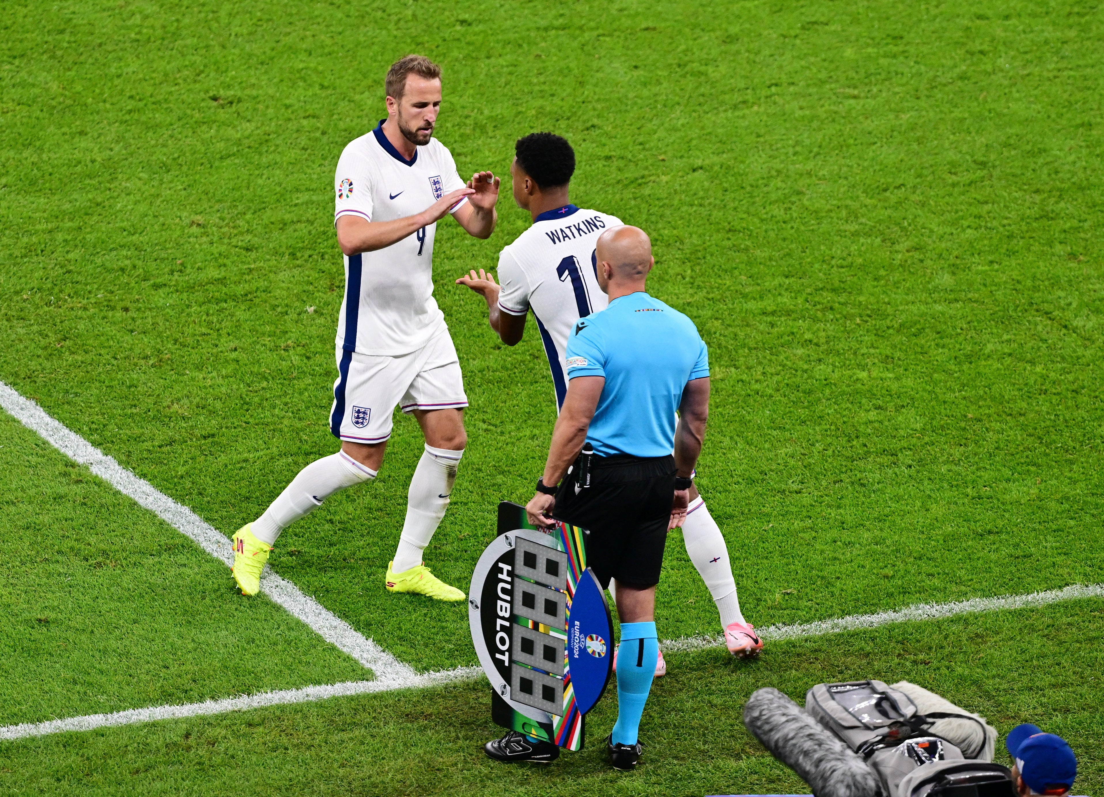 Harry Kane swaps places with Ollie Watkins