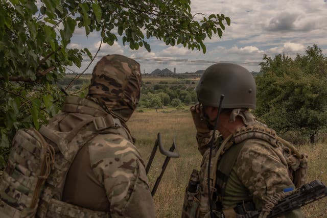 <p>Ukrainian military servicemen look on towards the town of Toretsk, eastern Donetsk</p>