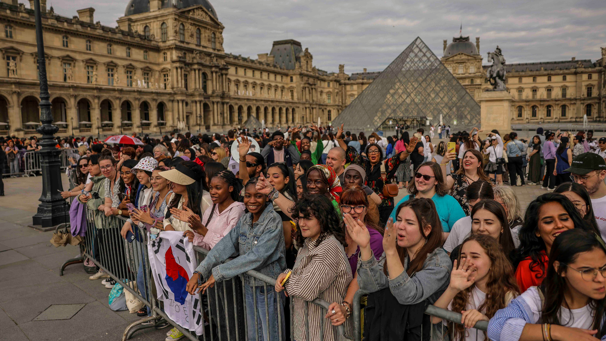 K-pop star delights fans in Paris as he carries Olympic torch