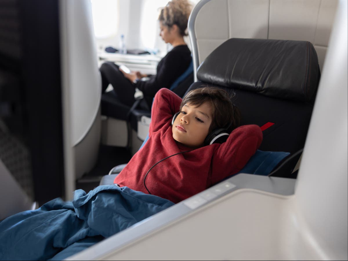 Woman refuses to give up first-class airplane seat for a child after an ...