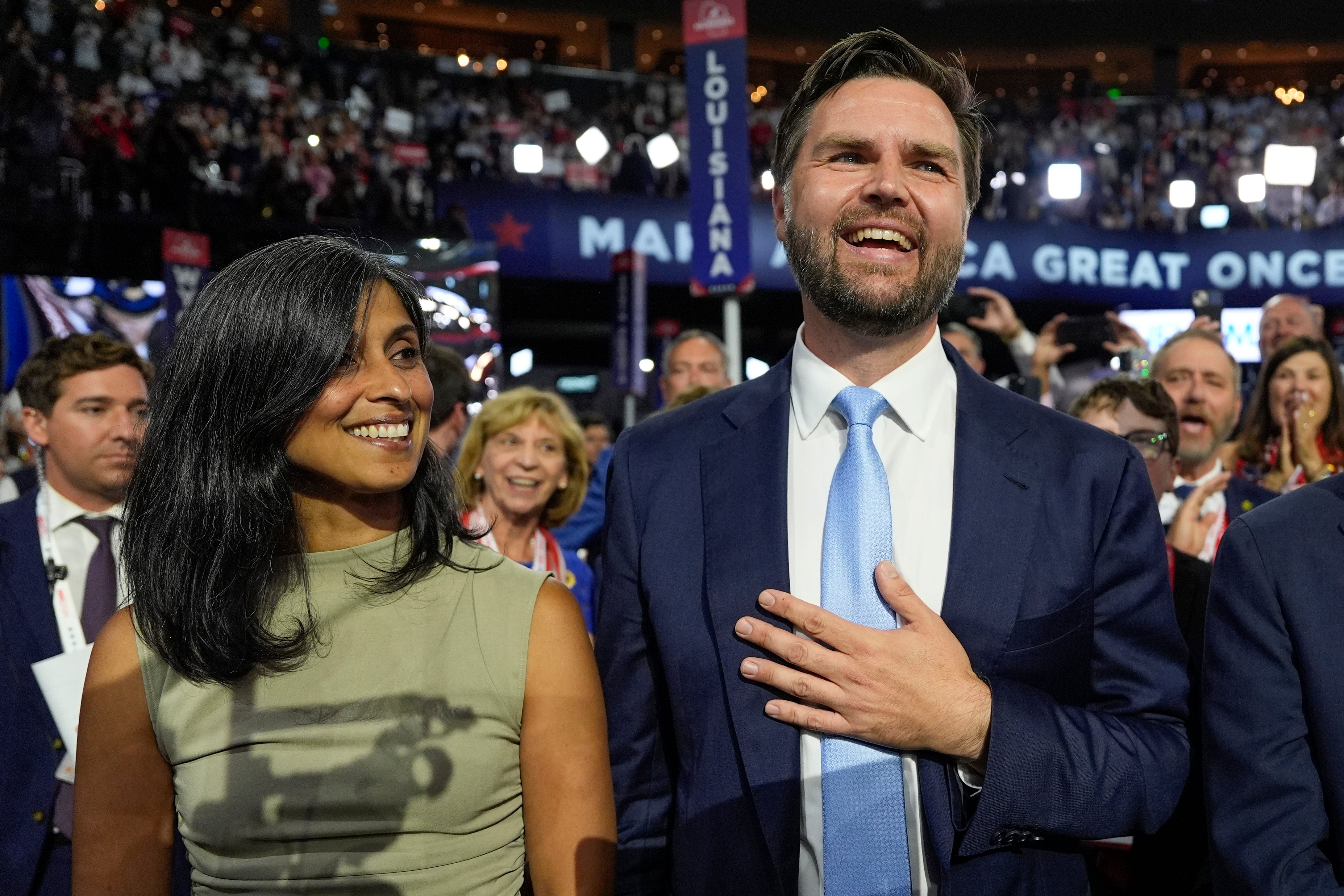 JD Vance e sua esposa Usha Chilukuri Vance chegam ao plenário durante o primeiro dia da Convenção Nacional Republicana de 2024 na segunda-feira, 15 de julho de 2024, em Milwaukee.