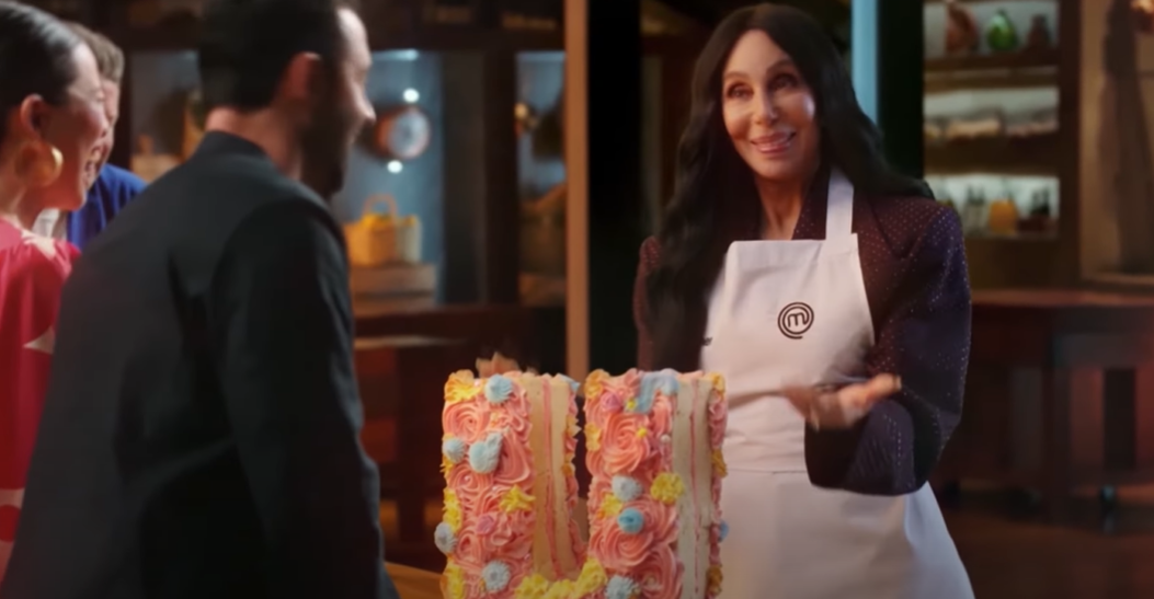 Cher aparece no Masterchef Australia no novo anúncio da UKTV