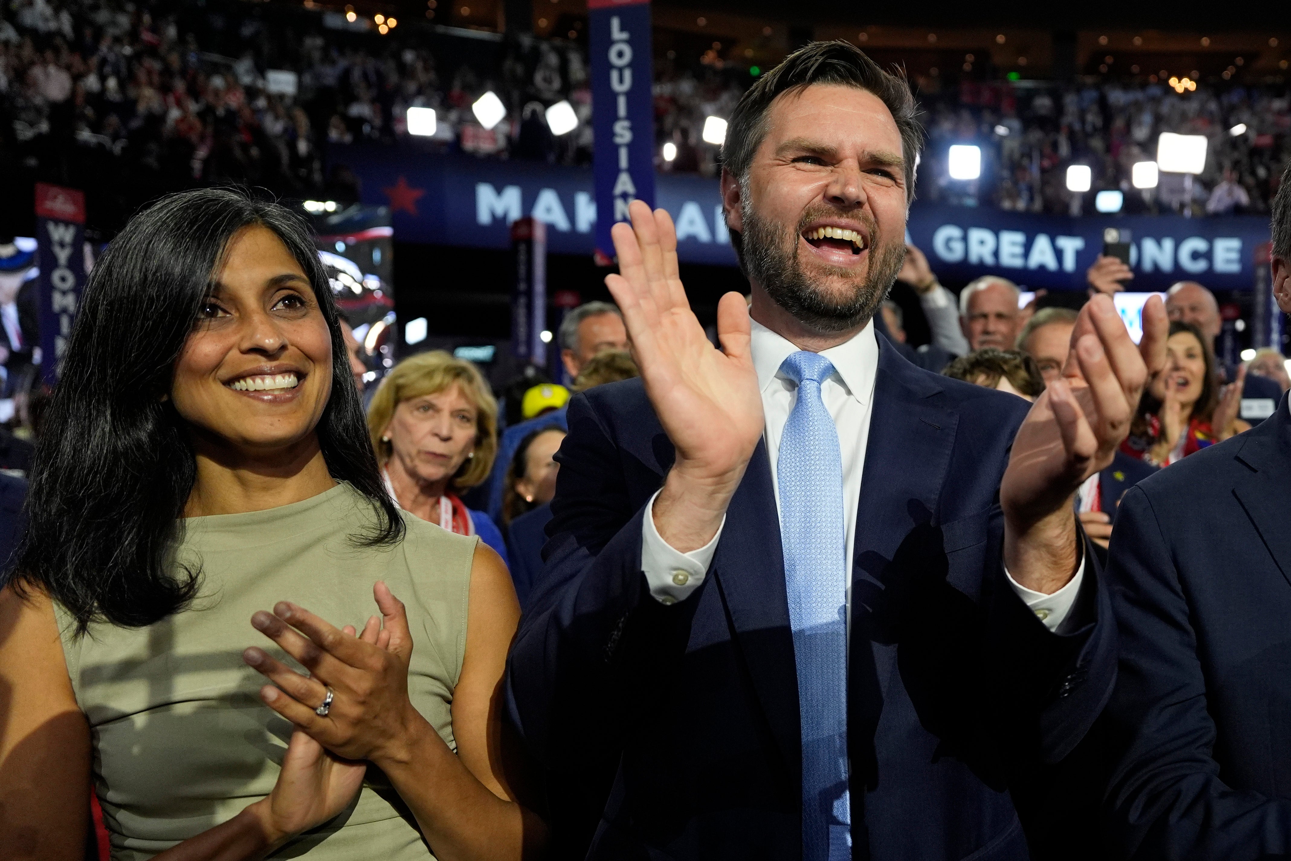 JD Vance e sua esposa Usha no 2024 RNC em Milwaukee, Wisconsin.