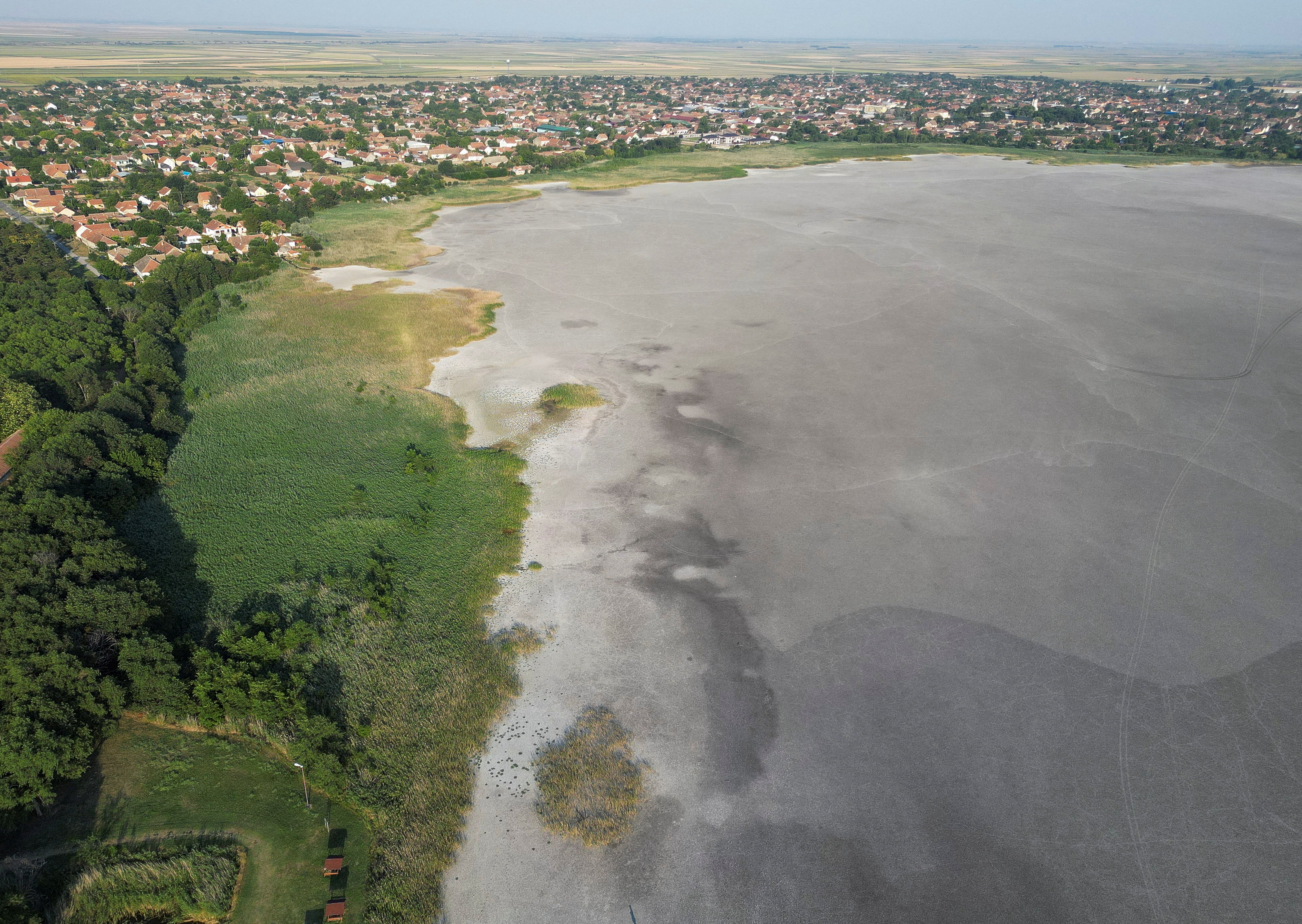 Uma vista de drone do Lago Rusanda que secou durante a onda de calor que atingiu a Sérvia e o resto dos Bálcãs, com temperaturas atingindo 41 graus Celsius em Melenci, Sérvia