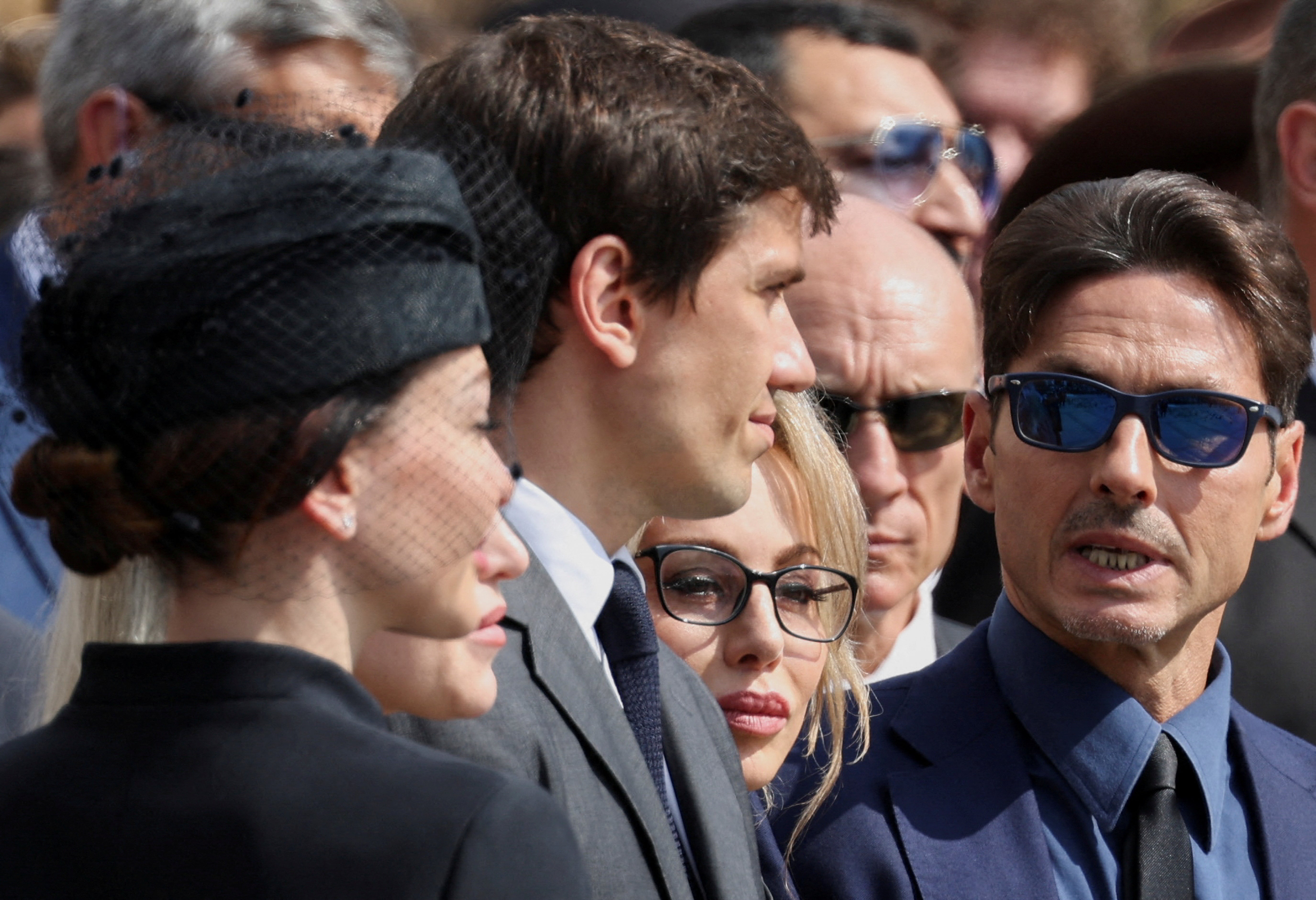 Eleonora Berlusconi, Barbara Berlusconi, Marina Berlusconi, Pier Silvio Berlusconi e Luigi Berlusconi no dia do funeral de estado do ex-primeiro-ministro italiano Silvio Berlusconi fora da Catedral Duomo, em Milão, Itália, 14 de junho de 2023