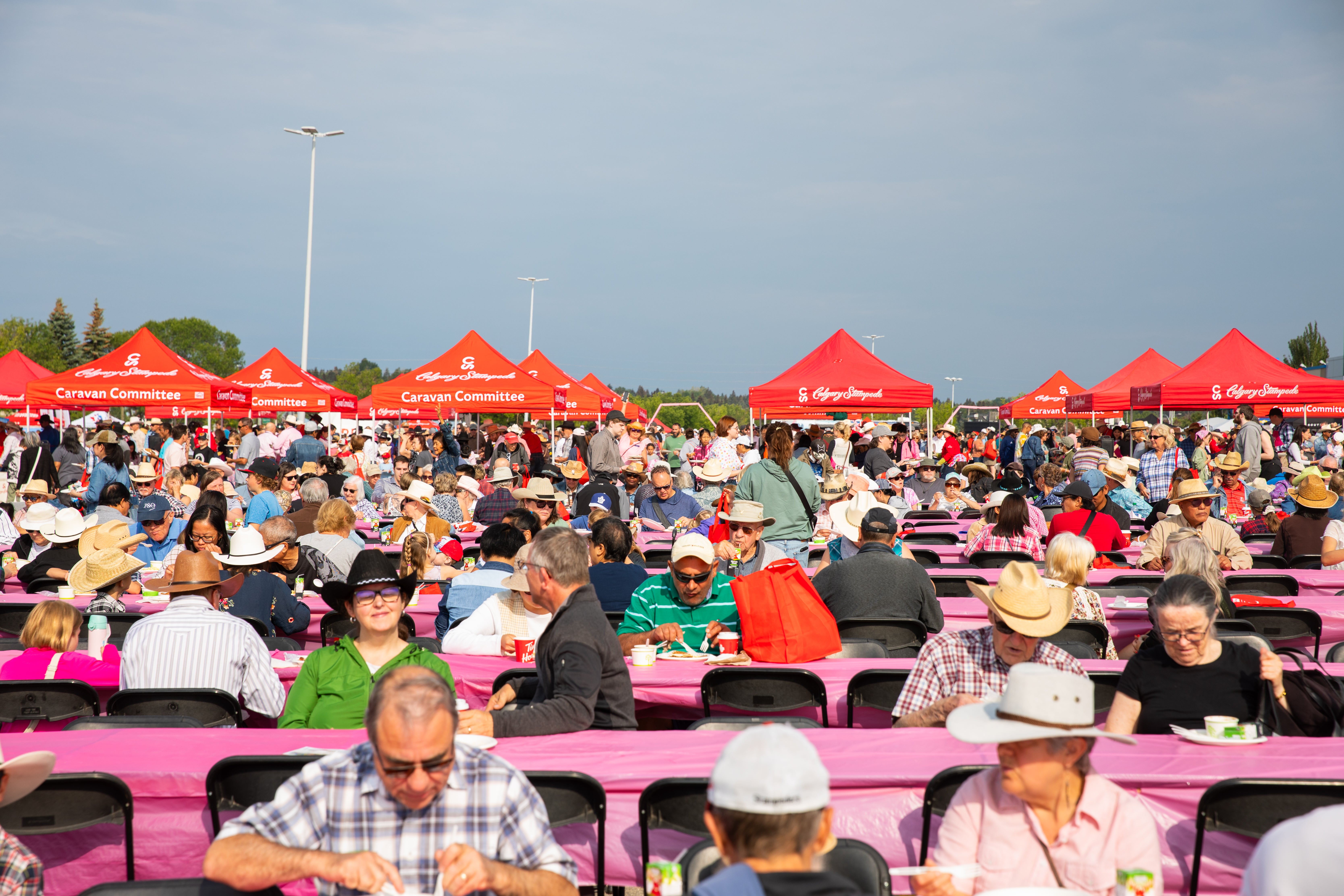 Os cafés da manhã, como este de 2023, evoluíram para se tornarem grandes eventos onde moradores e visitantes celebram a cultura cowboy