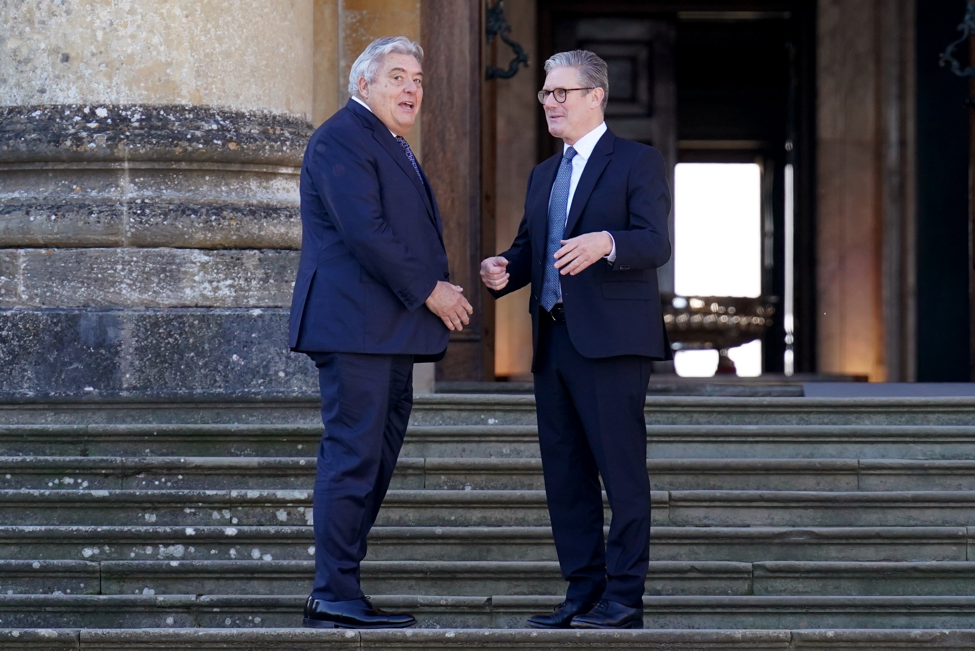 Monacos Staatsminister Pierre Dartot (links) wird vom britischen Premierminister Keir Starmer zum Gipfeltreffen der Europäischen Politischen Gemeinschaft im Blenheim Palace begrüßt