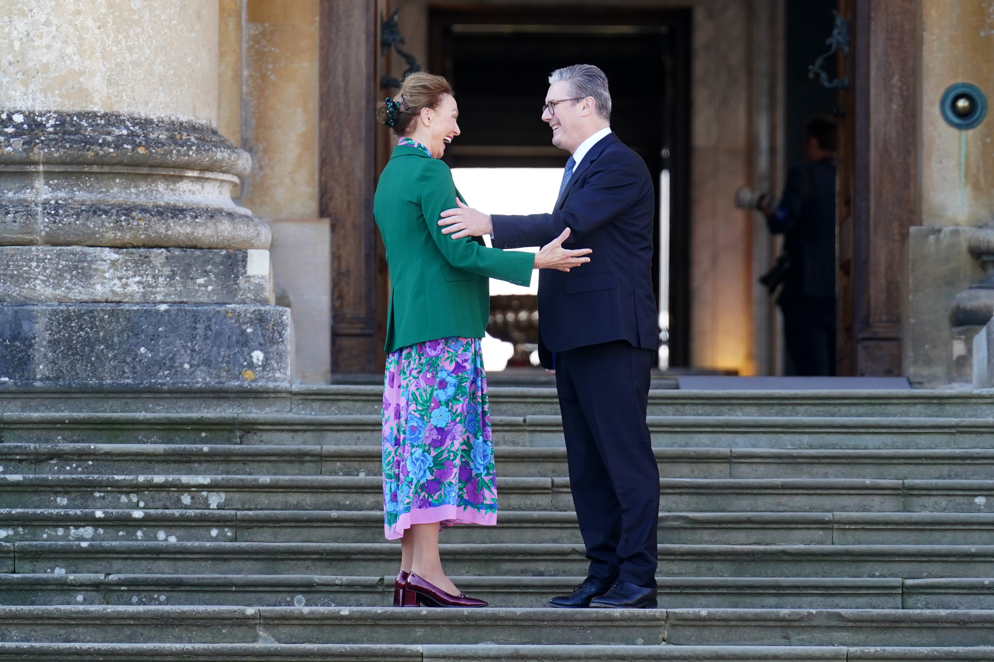 Der britische Premierminister Keir Starmer begrüßt die Generalsekretärin des Europarats, Marija Pečinović Buric, zum Gipfeltreffen der Europäischen Politischen Gemeinschaft im Blenheim Palace