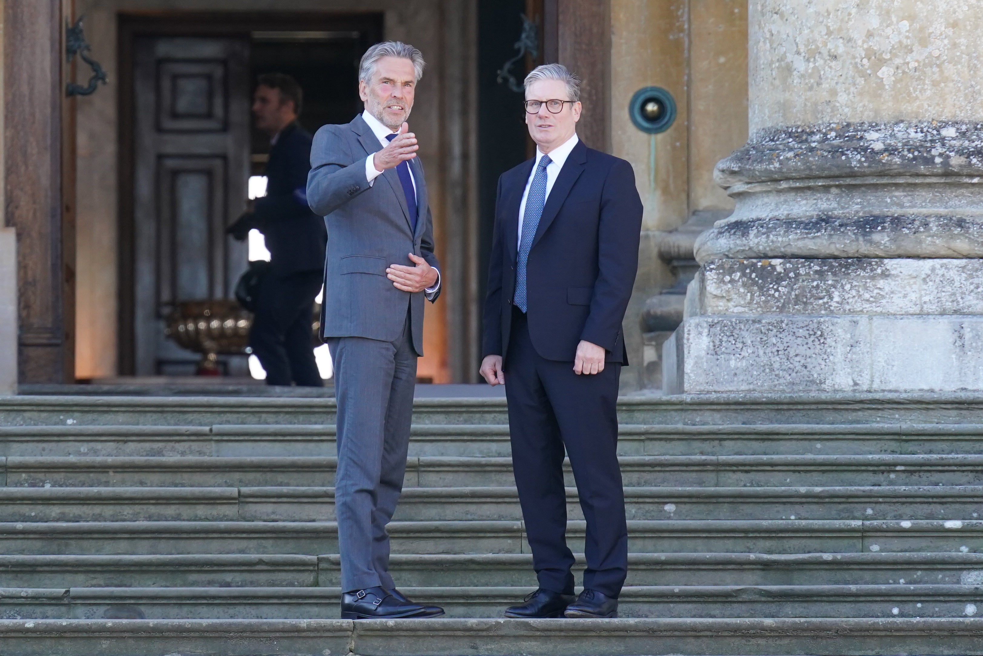 Der niederländische Premierminister Dick Schoof wird vom Premierminister Sir Keir Starmer beim Gipfeltreffen der Europäischen Politischen Gemeinschaft im Blenheim Palace in Woodstock, Oxfordshire, empfangen