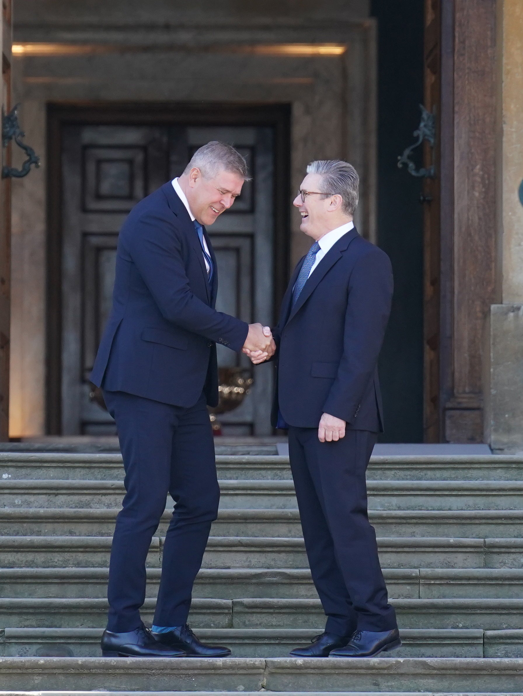 Der isländische Premierminister Bjarne Benediktsson wird von Premierminister Sir Keir Starmer beim Gipfeltreffen der Europäischen Politischen Gemeinschaft im Blenheim Palace in Woodstock, Oxfordshire, begrüßt