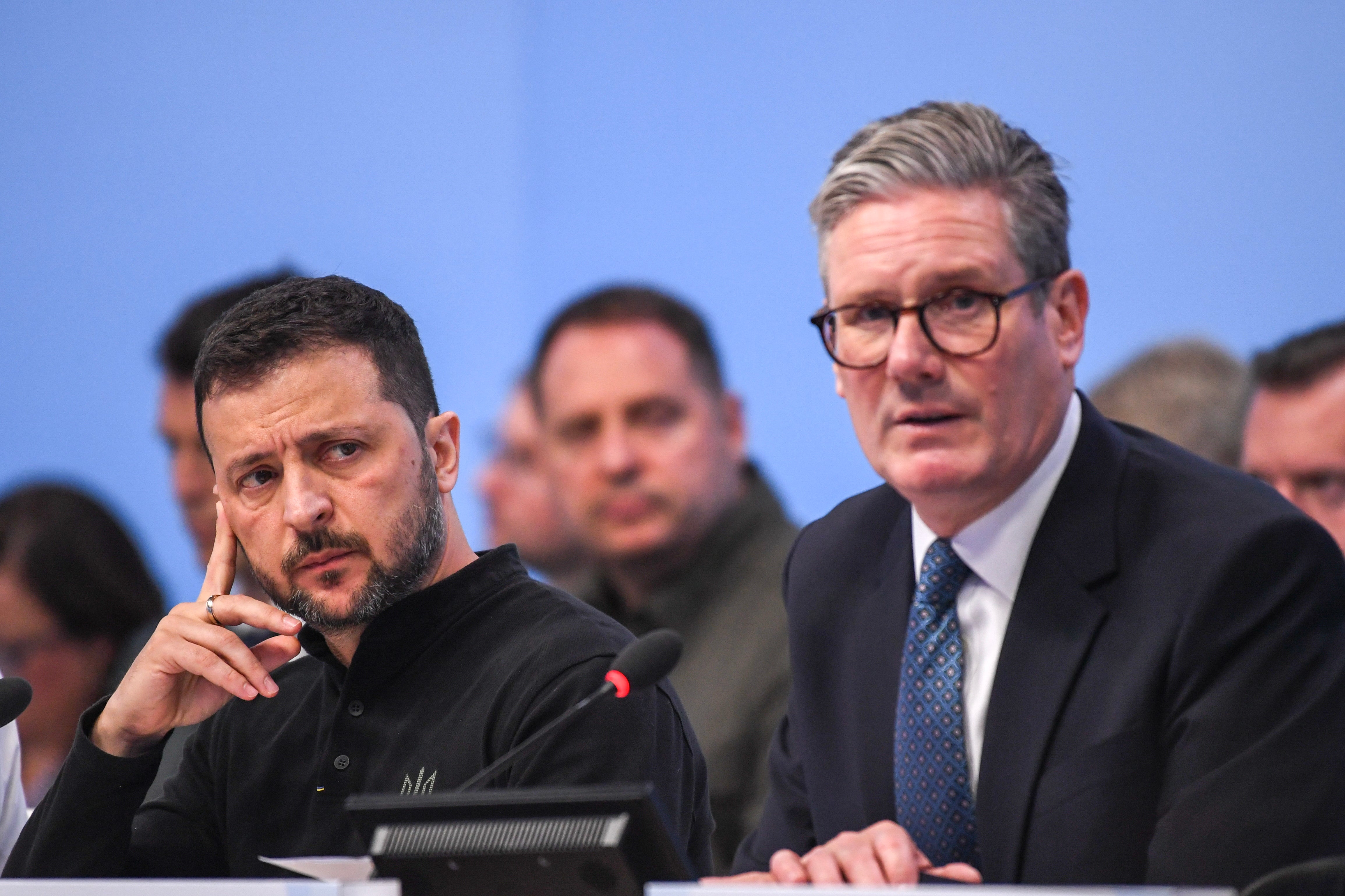 British Prime Minister Keir Starmer (R) and Ukrainian President Volodymyr Zelensky (L) attend the Opening Plenary at the European Political Community (EPC) meeting at Blenheim Palace, in Woodstock, Oxfordshire