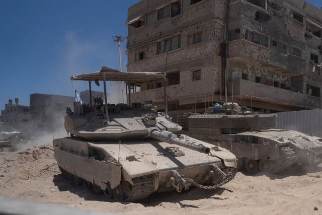 <p>Israeli tanks in the southern Gaza Strip</p>