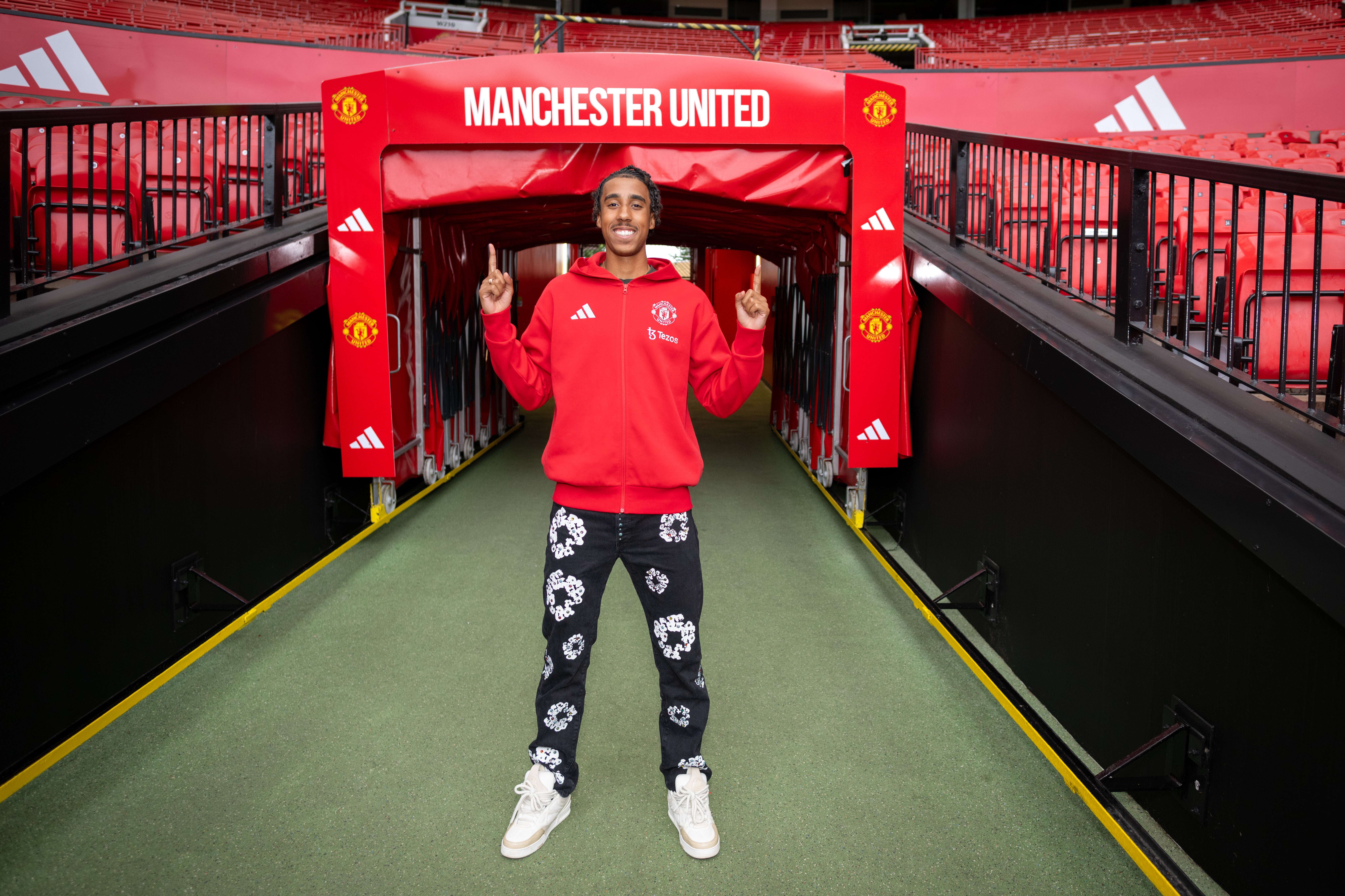 Manchester United have signed French teenager Leny Yoro