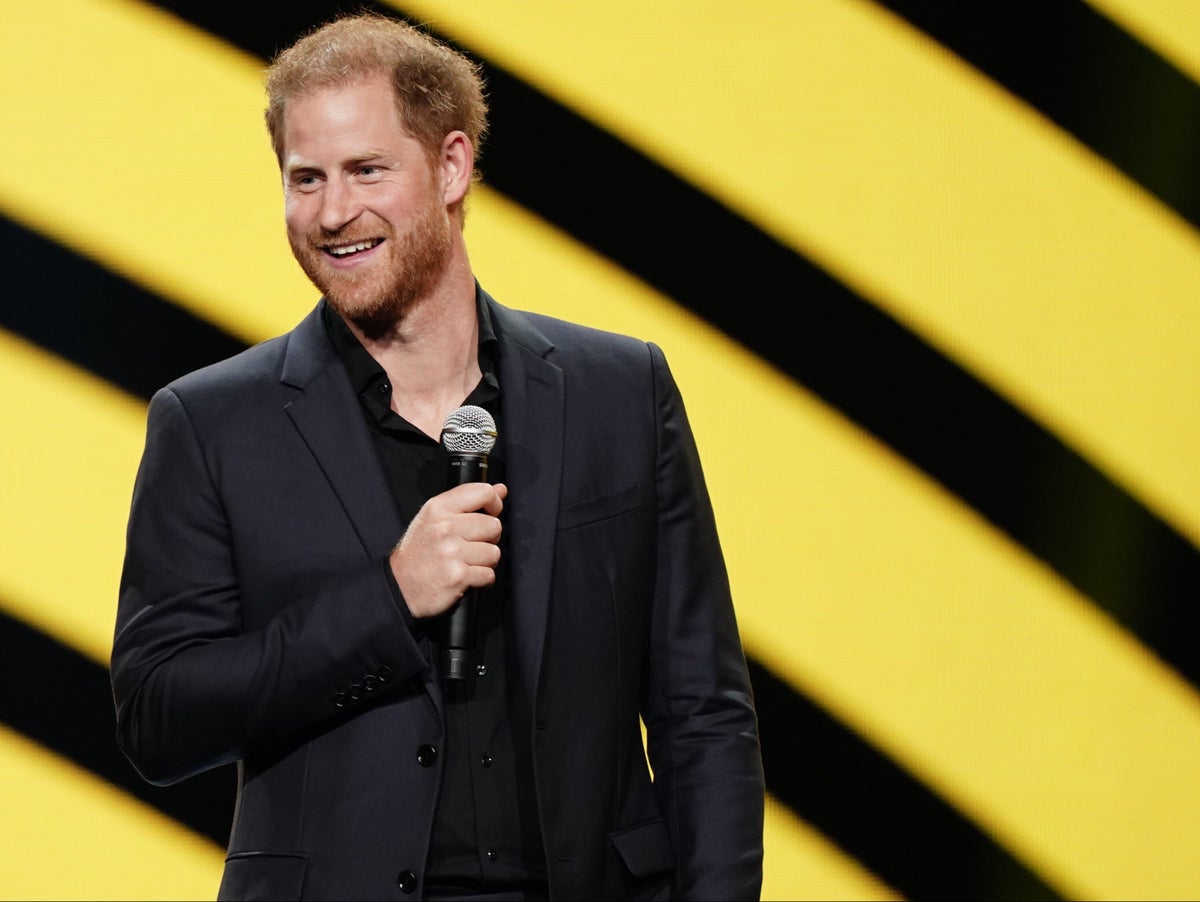 Prince Harry thanks departing Invictus Games boss amid row over veterans’ award 