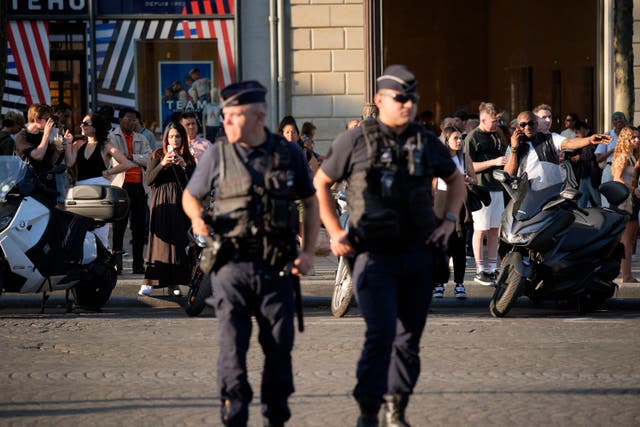 PARÍS-POLICÍA APUÑALADO