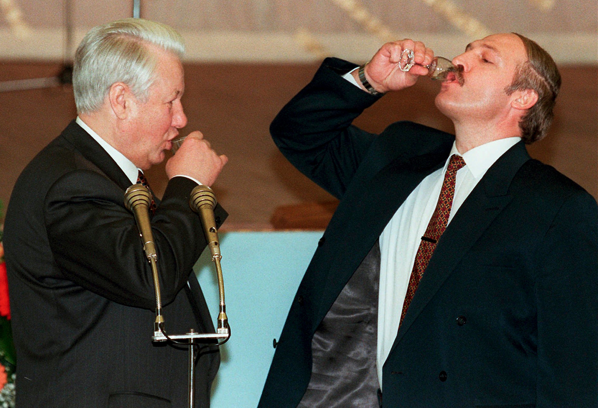 Lukashenko sharing a toast with Putin’s predecessor Boris Yeltsin in April 1996