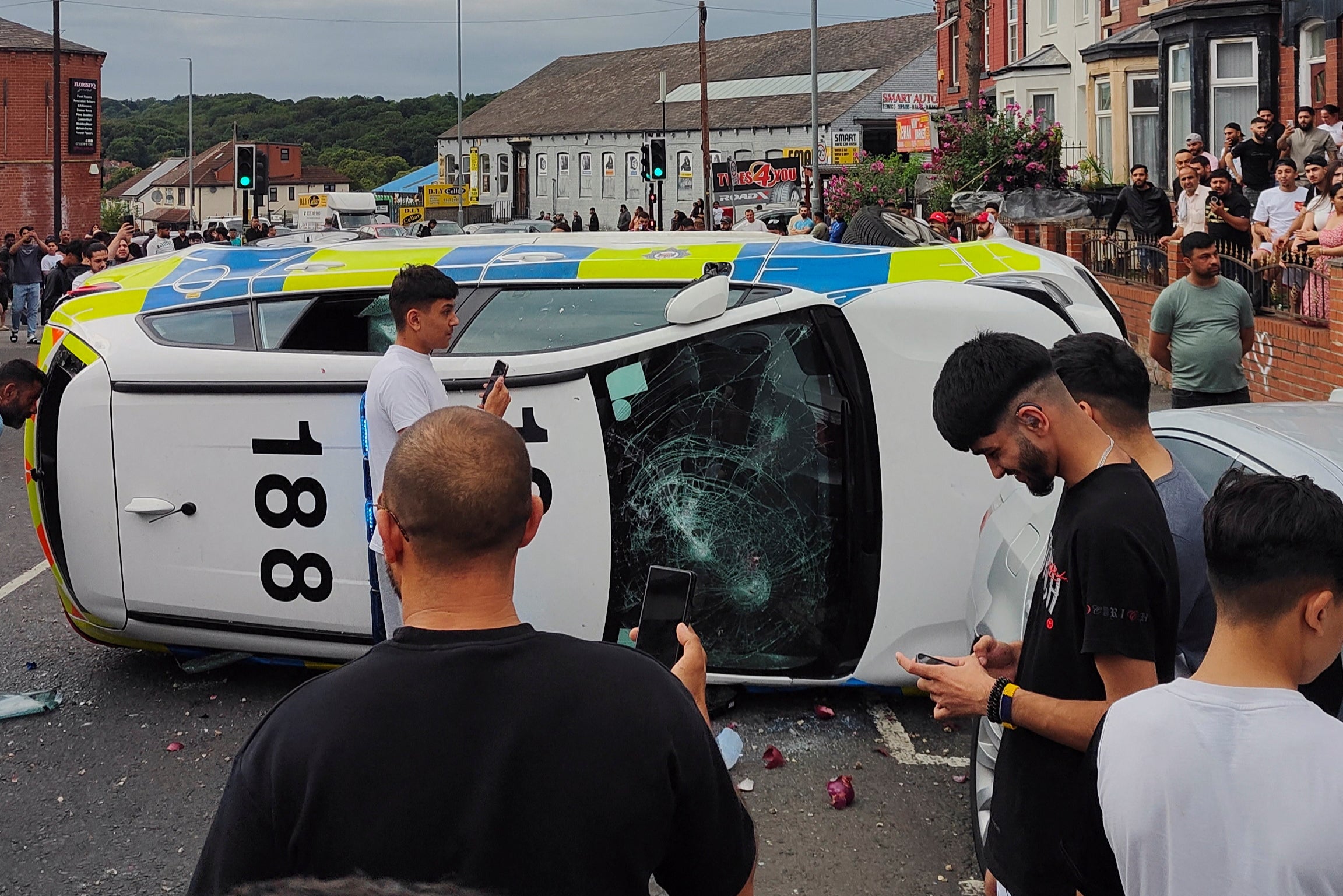 A police vehicle on its side during the riots in the Harehills area of ​​Leeds