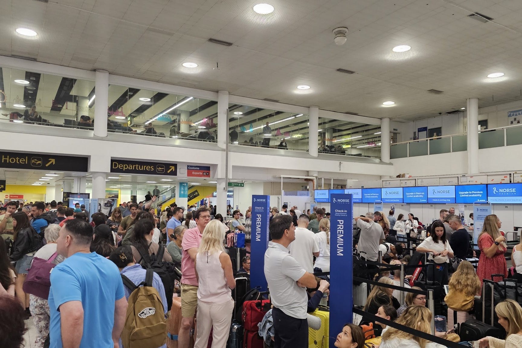 Passengers queuing at check-in desks at London Gatwick Airport amid the IT outage (@sellwithDean/PA)