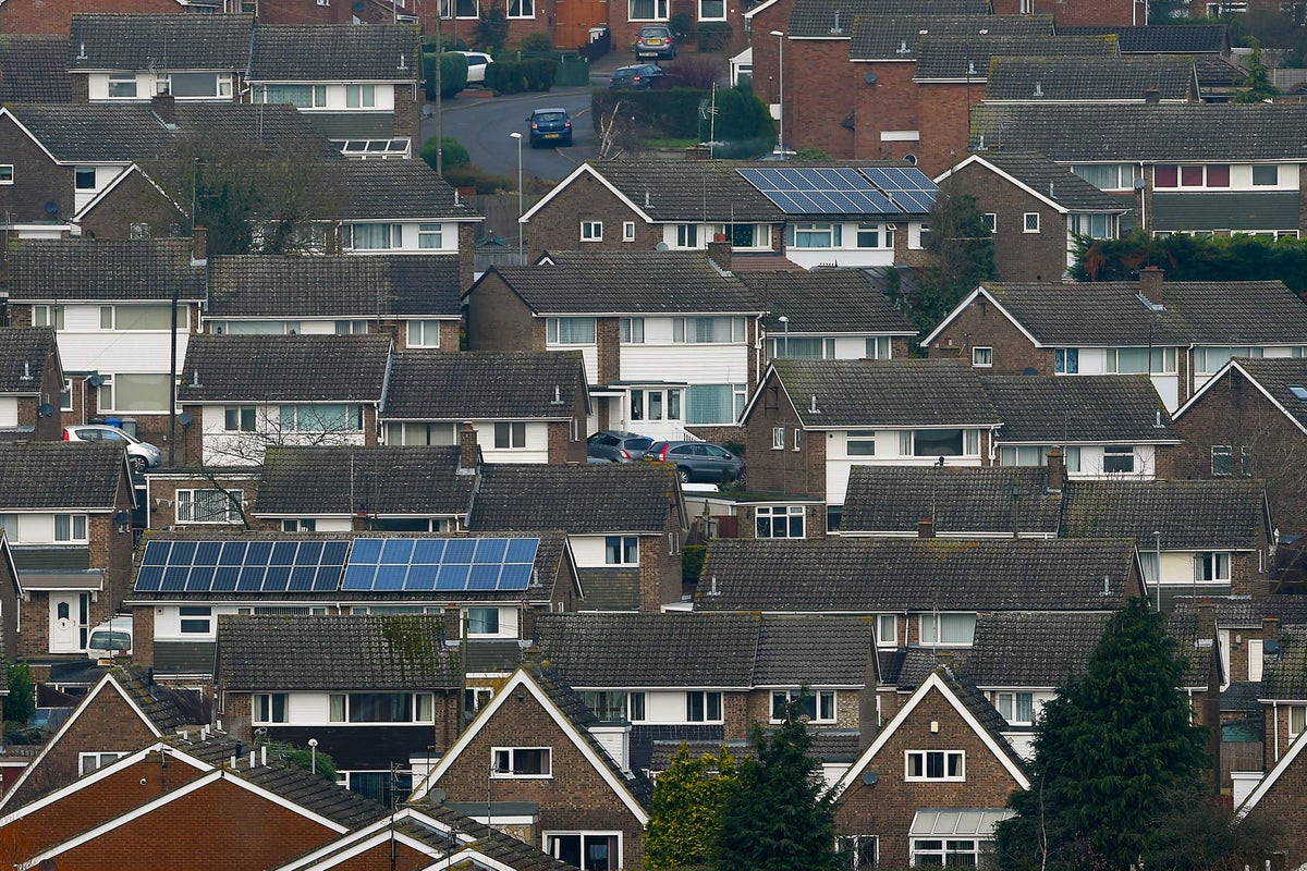 Top British banks set to reveal lower earnings amid mortgage price war