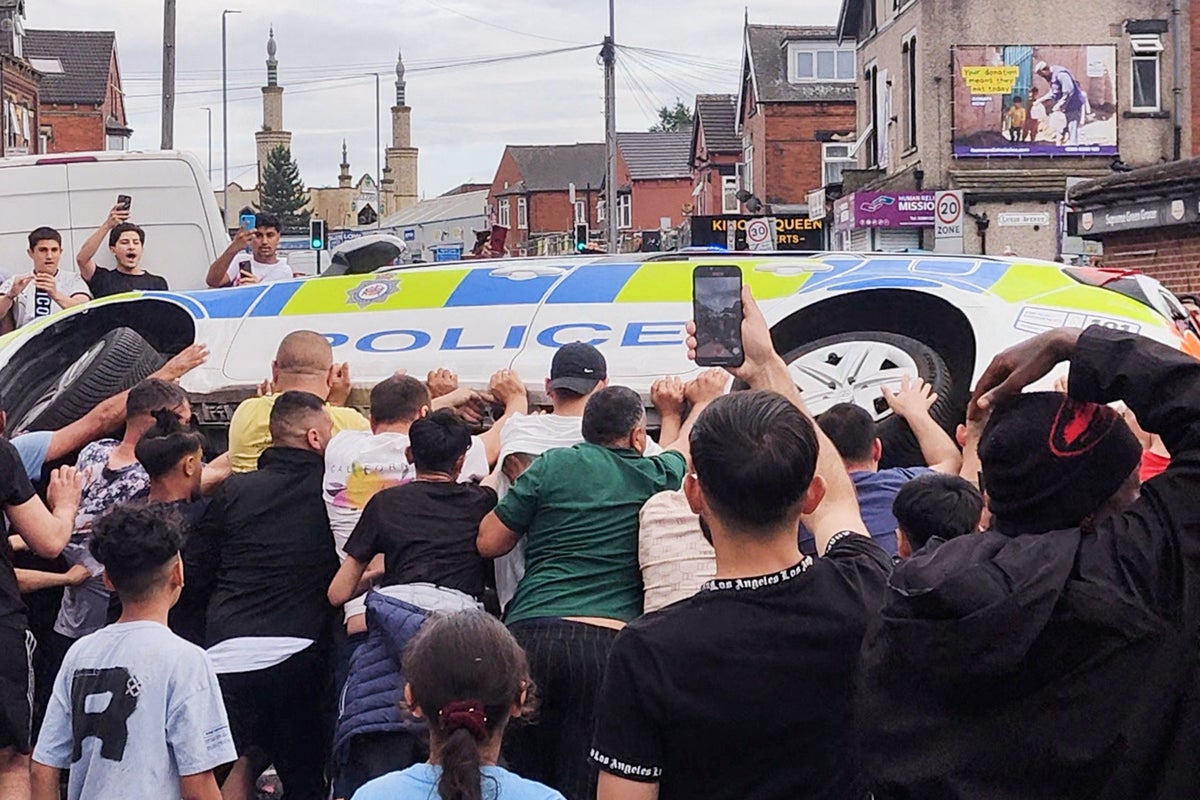 Leeds riots – latest: Police make arrests over disorder in Harehills as Starmer condemns violent scenes