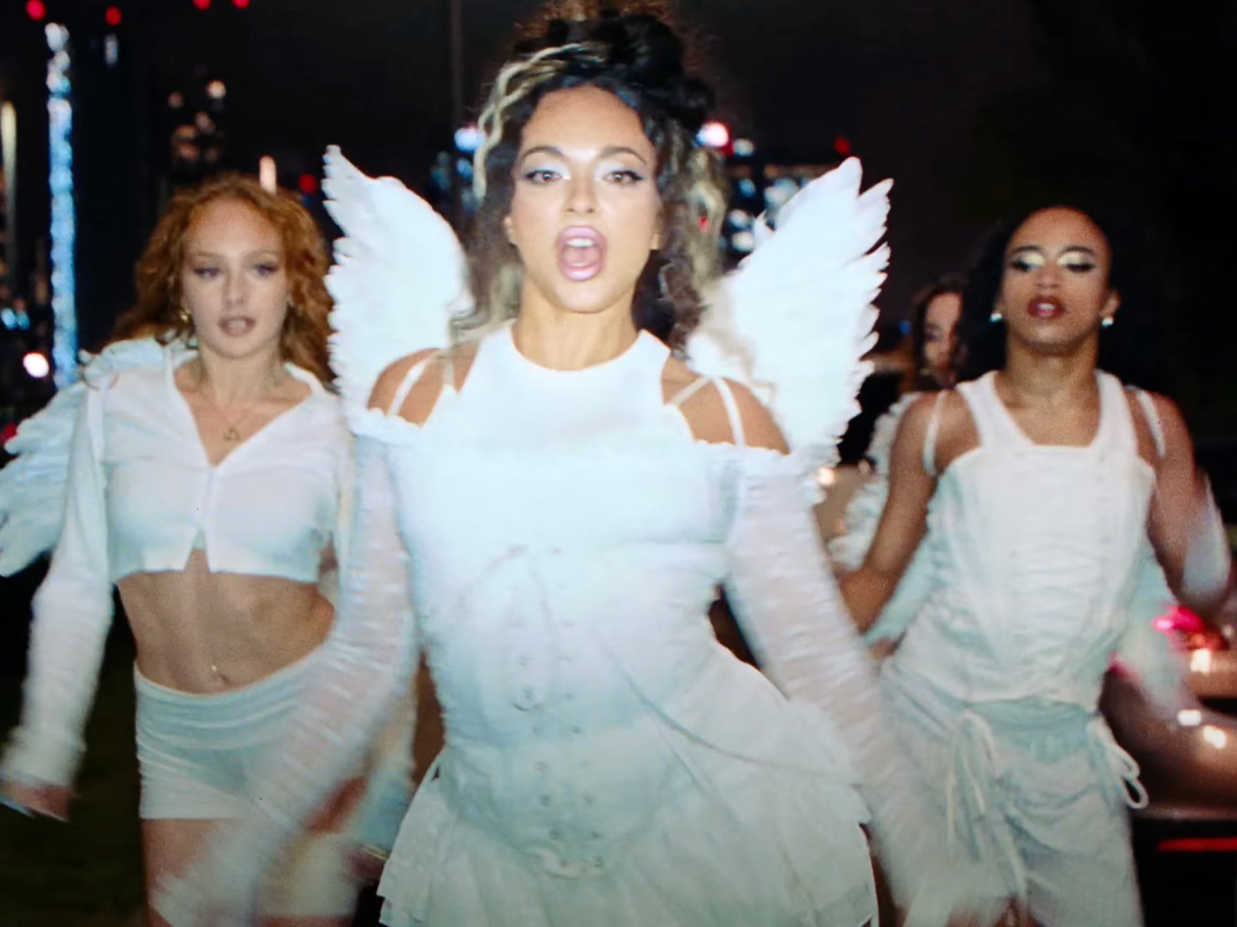 Jade (centro) no videoclipe de 'Angel of My Dreams'