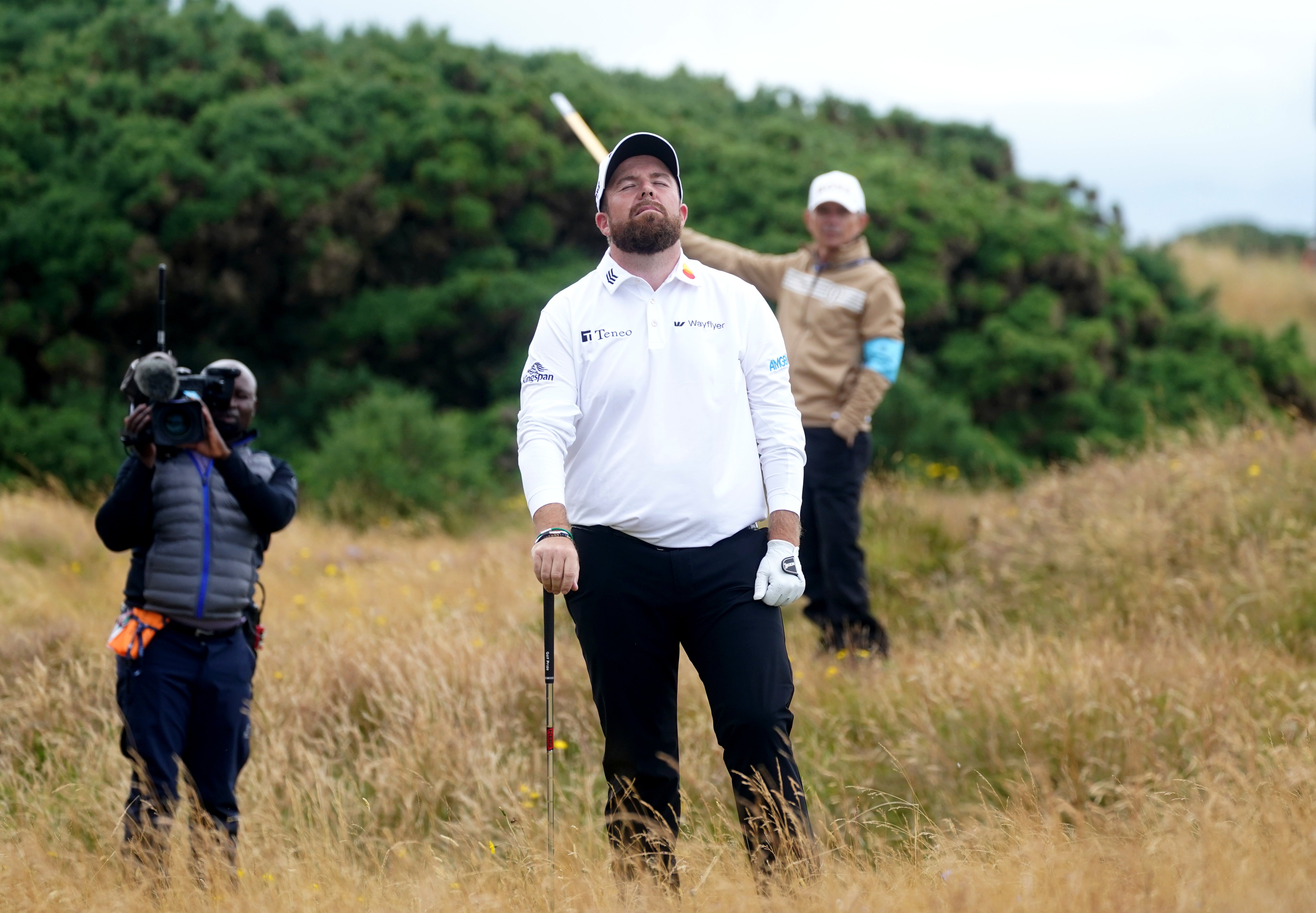 Reakcja irlandzkiego golfisty Shane’a Lowry’ego, gdy wykonuje putt z trudnego powodu na 11. dołku podczas drugiego dnia zawodów The Open w Royal Troon (Owen Humphreys/PA)