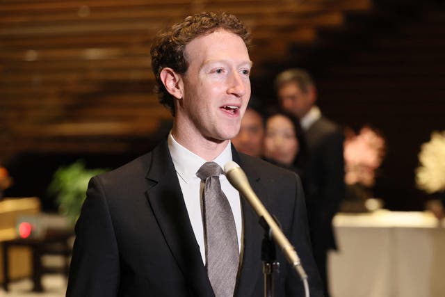 <p>Fotografía de Mark Zuckerberg de febrero de 2024 mientras hablaba con un grupo de periodistas en la oficina del primer ministro japonés durante su visita a Tokio</p>