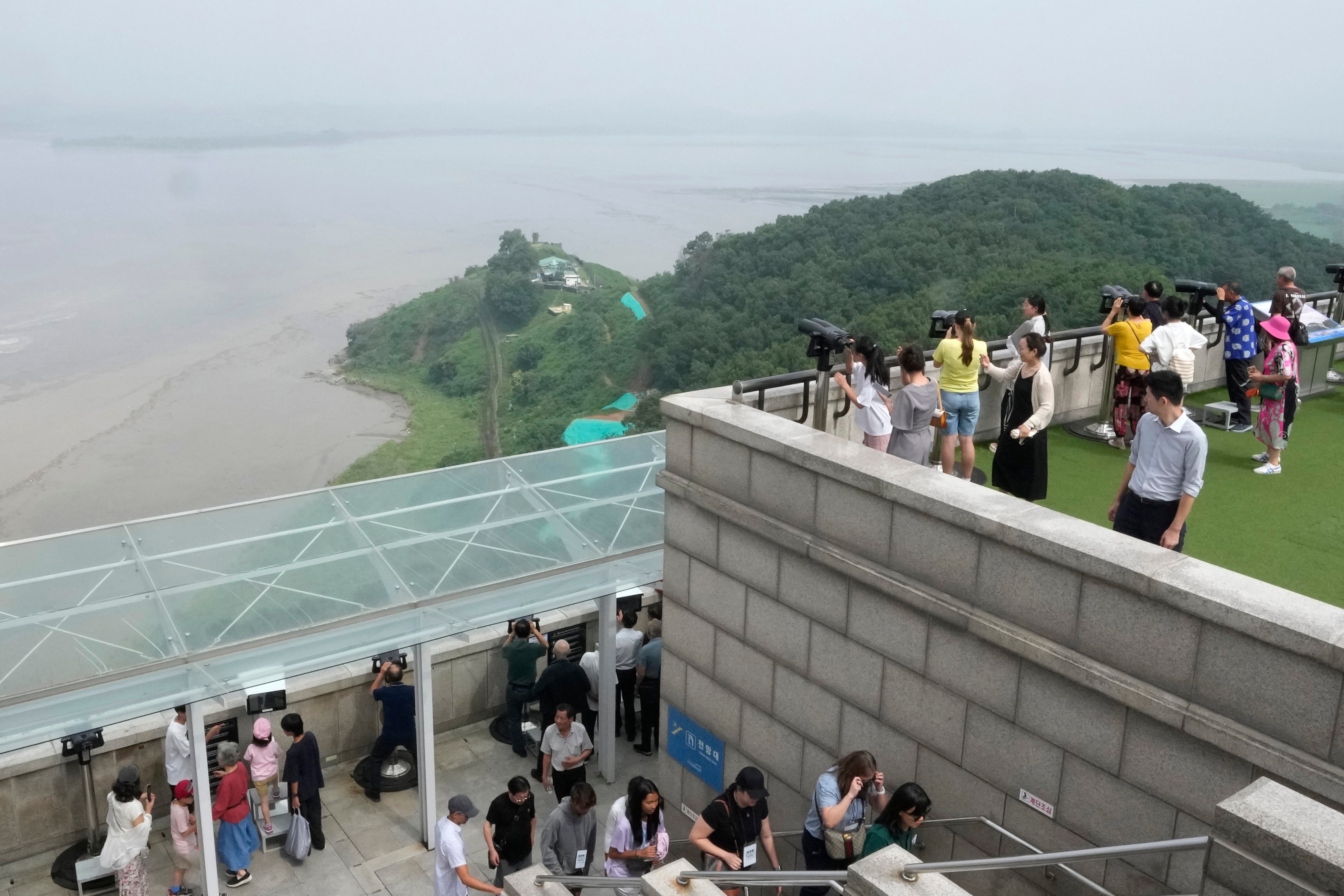 관측자들이 한국 바주의 통합전망대에서 북한측을 지켜보고 있다.