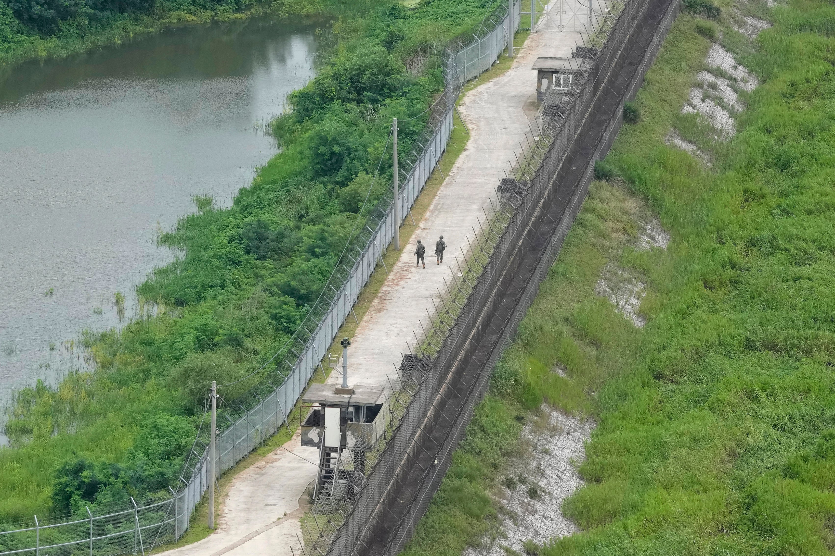 Soldaten der südkoreanischen Armee patrouillieren am Sonntag entlang eines Stacheldrahtzauns in Paju, Südkorea, nahe der Grenze zu Nordkorea.