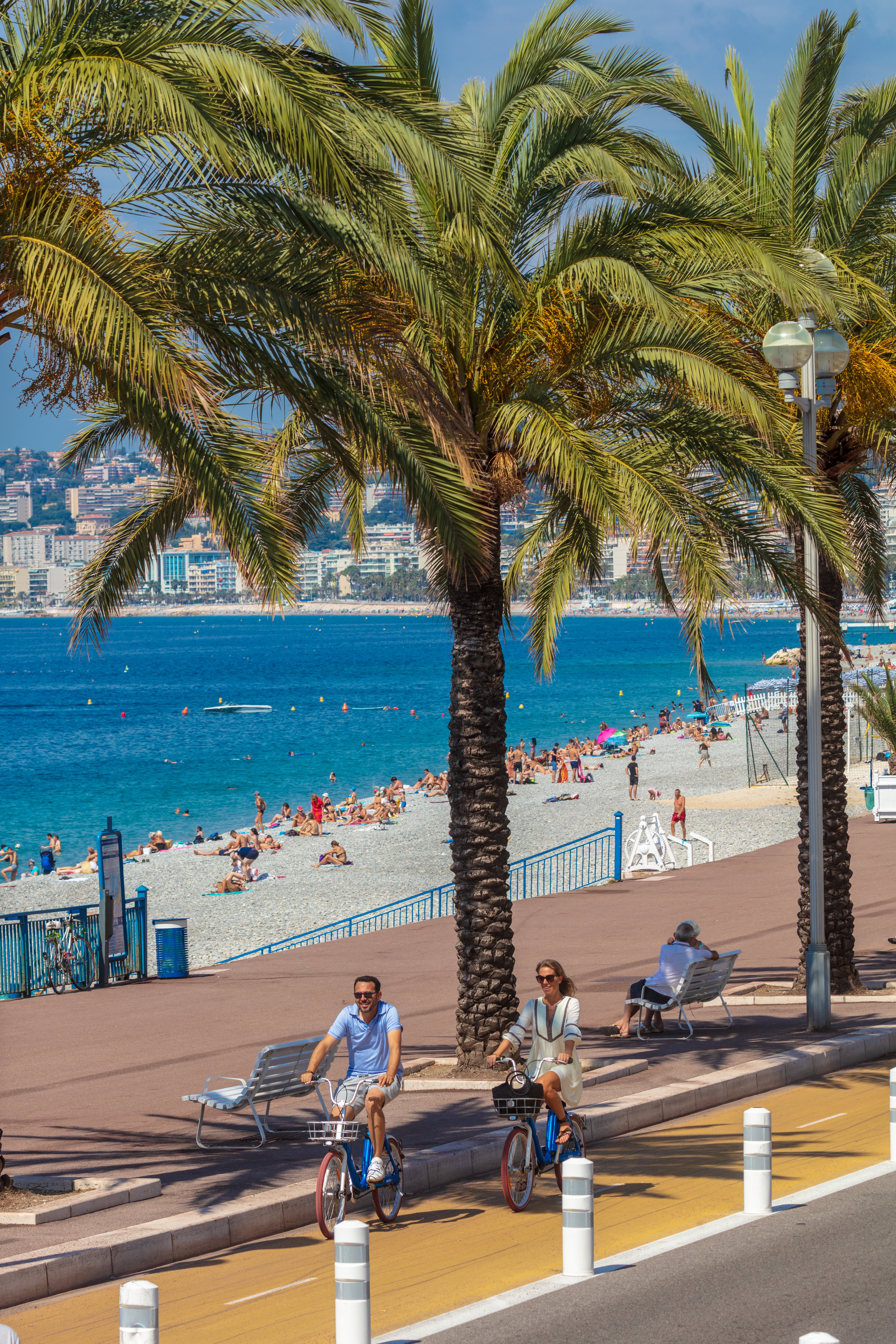 There are 125km of cycling lanes in Nice, including along the Promenade de Anglais