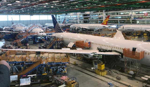 <p>Boeing tiene unos 200 aviones sin funcionar debido a inconvenientes en la cadena logística y a la escasez de piezas necesarias para finalizar la fabricación de sus aviones </p>