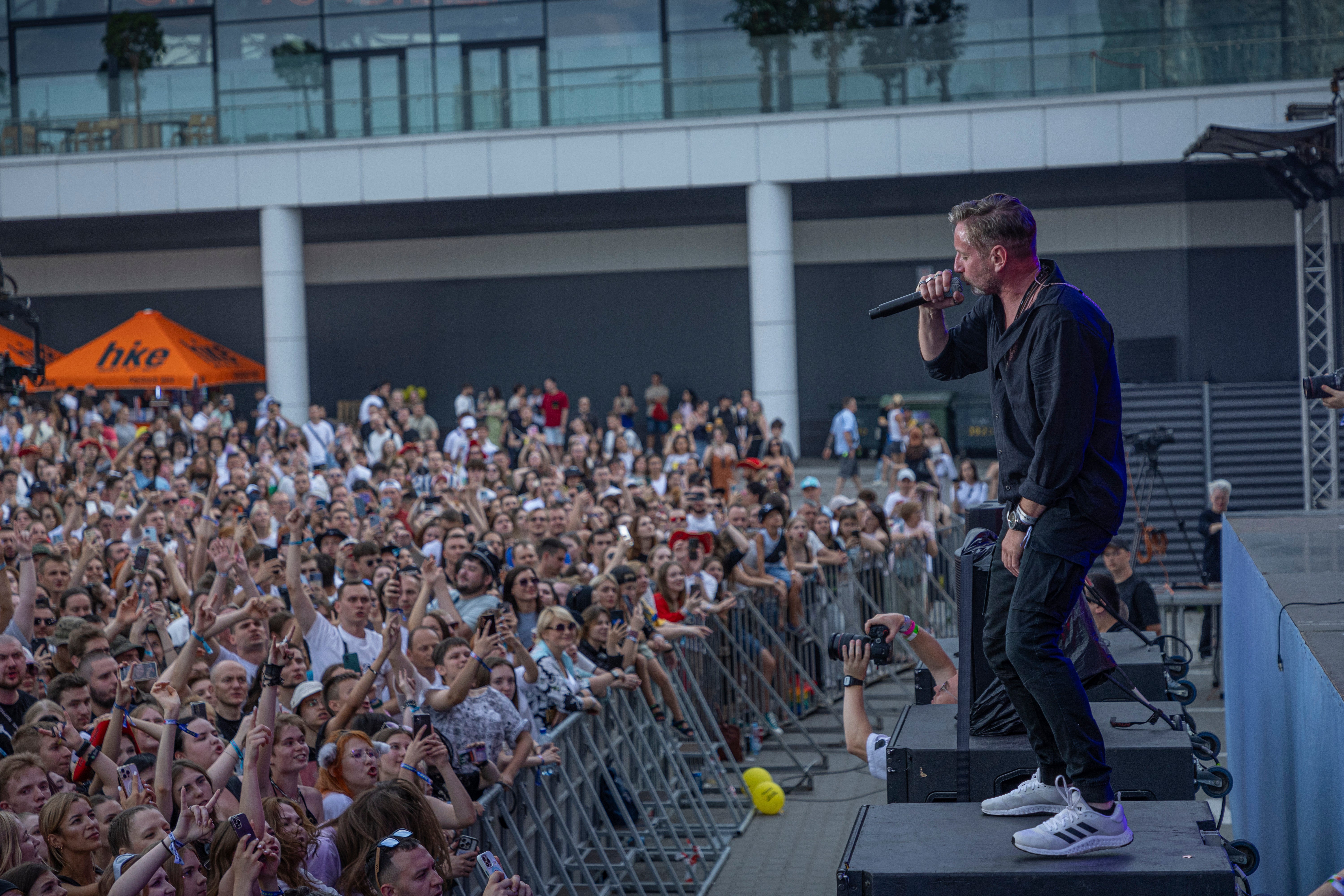 Ukraynalı tanınmış yazar ve şair, Zadan and Dogs müzik grubunun lideri Serhiy Zadan, Kiev'deki Atlas Festivali'nde sahne aldı.