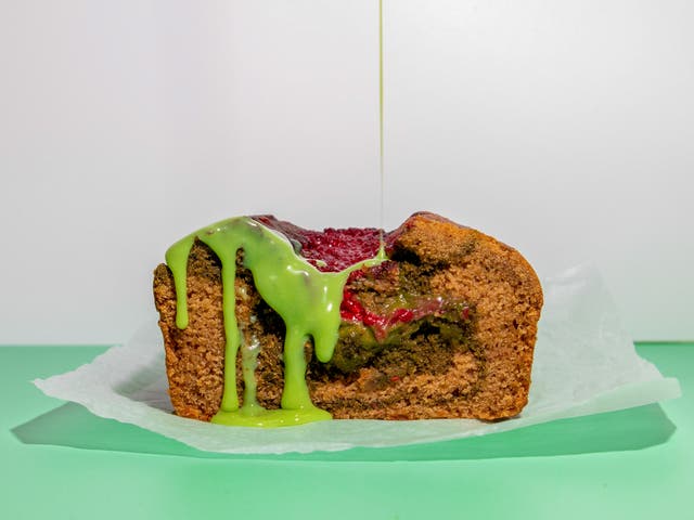 <p>A delightful loaf of vegan matcha raspberry cake, blending the tartness of fresh raspberries with the earthy richness of matcha</p>