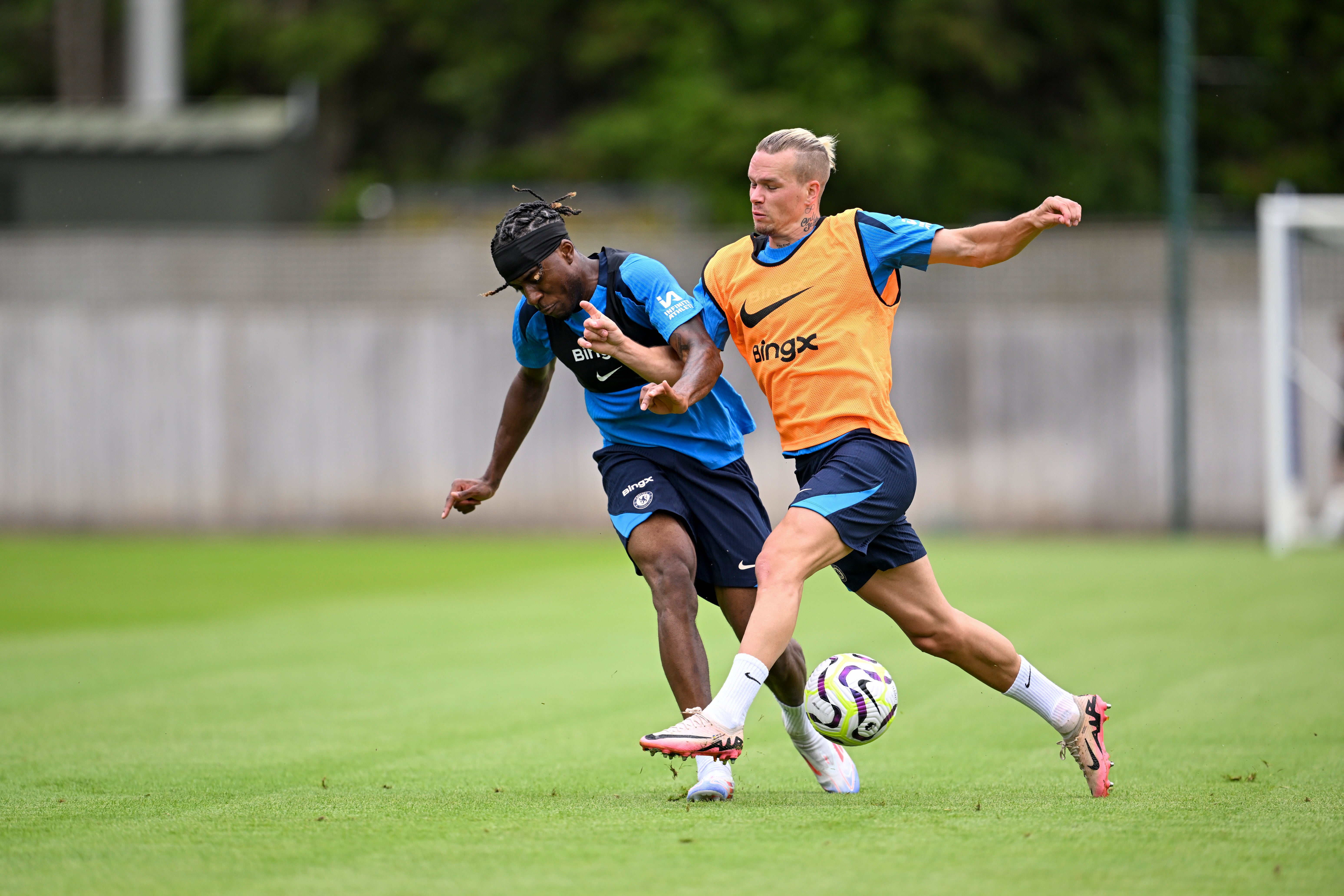 Noni Madueke and Mykhailo Mudryk of Chelsea during a training session