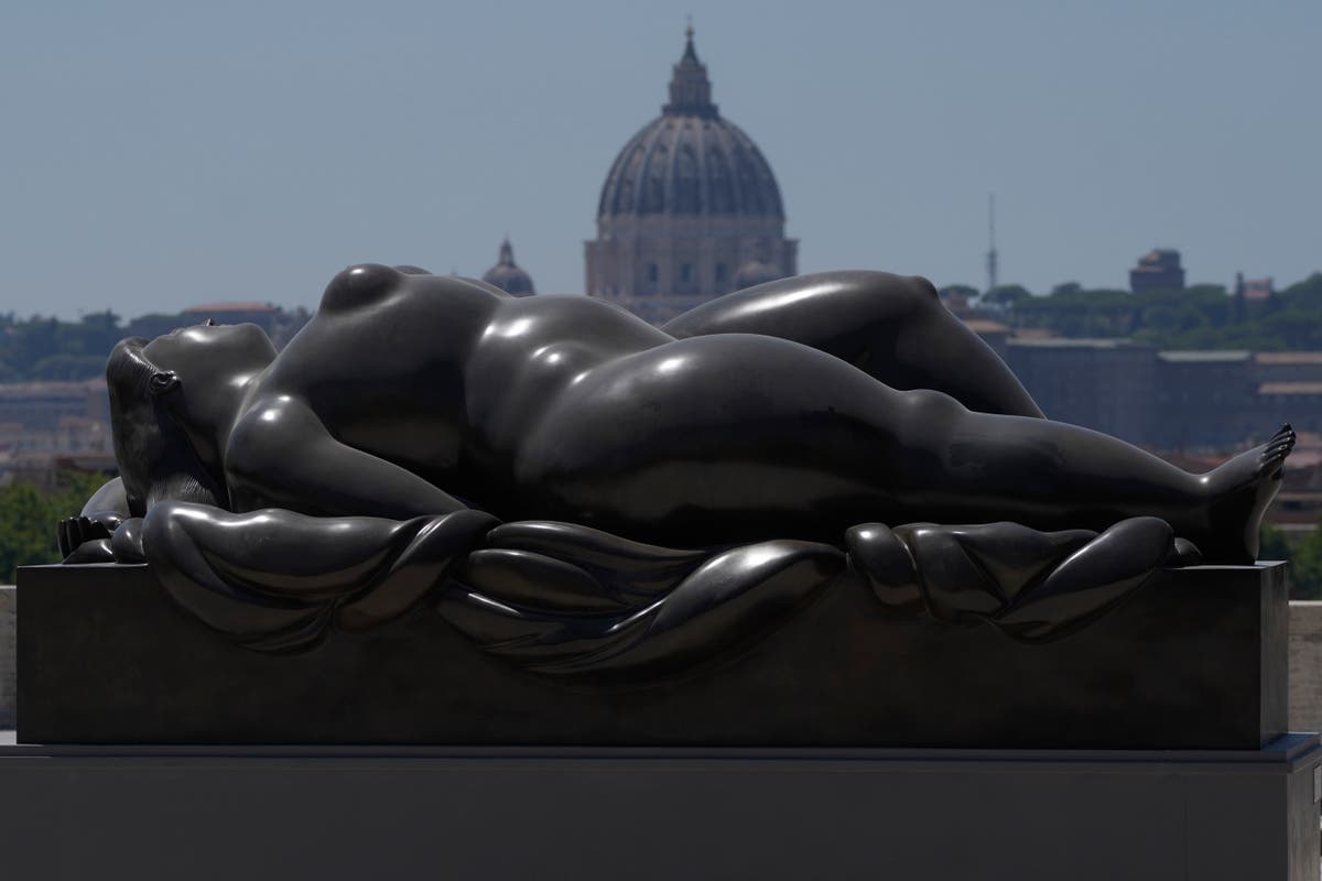 Il defunto artista colombiano Botero viene celebrato con una mostra di sculture all'aperto a Roma