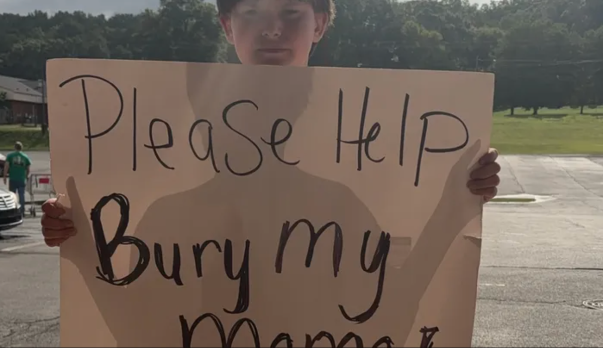  Boy, 11, stands by railroad tracks for two days asking others to ‘please help bury my mama’ in heartbreaking scene 