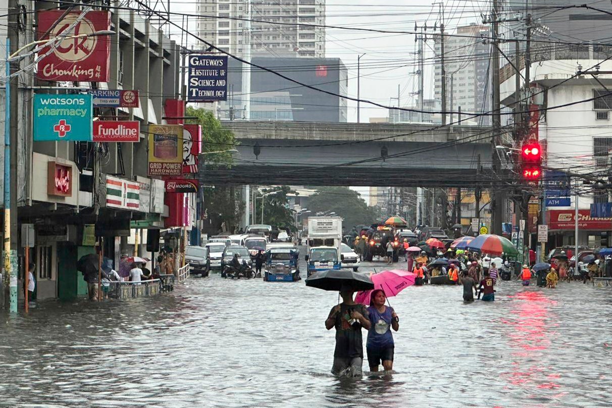 サイクロン・ガイメによって悪化したモンスーンの雨による道路の洪水