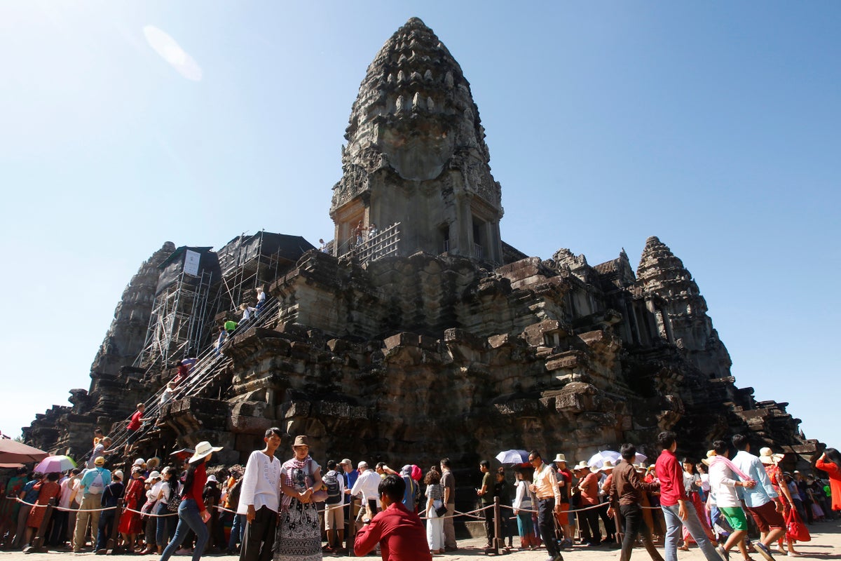 Deadly lightning strike kills three at busy Cambodia tourist spot 